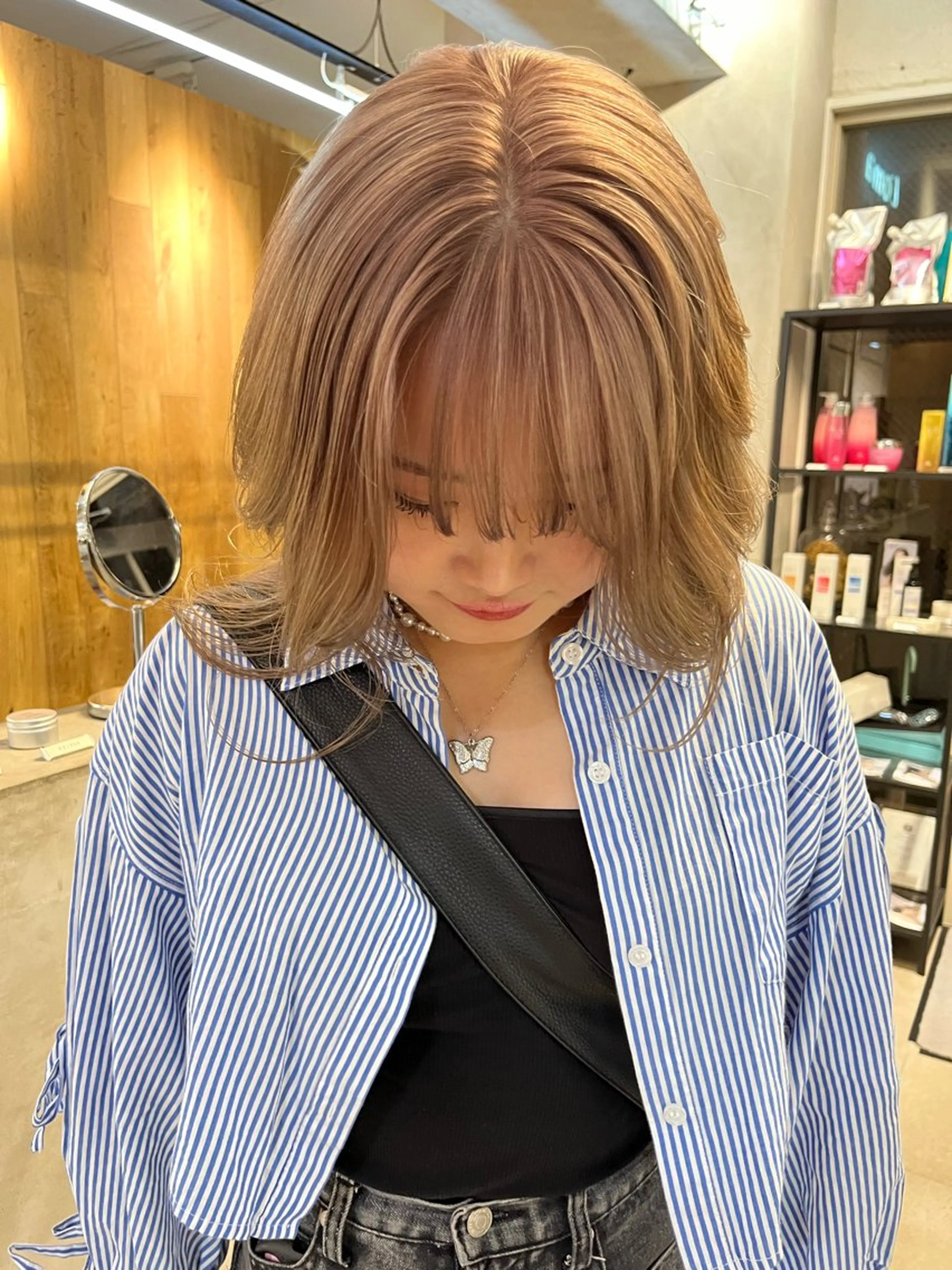 ミディアム カラー ベージュカラー ブリーチ ダブルカラー ハイトーンカラー スッと馴染むhair /ヨシダトモキのヘアスタイル