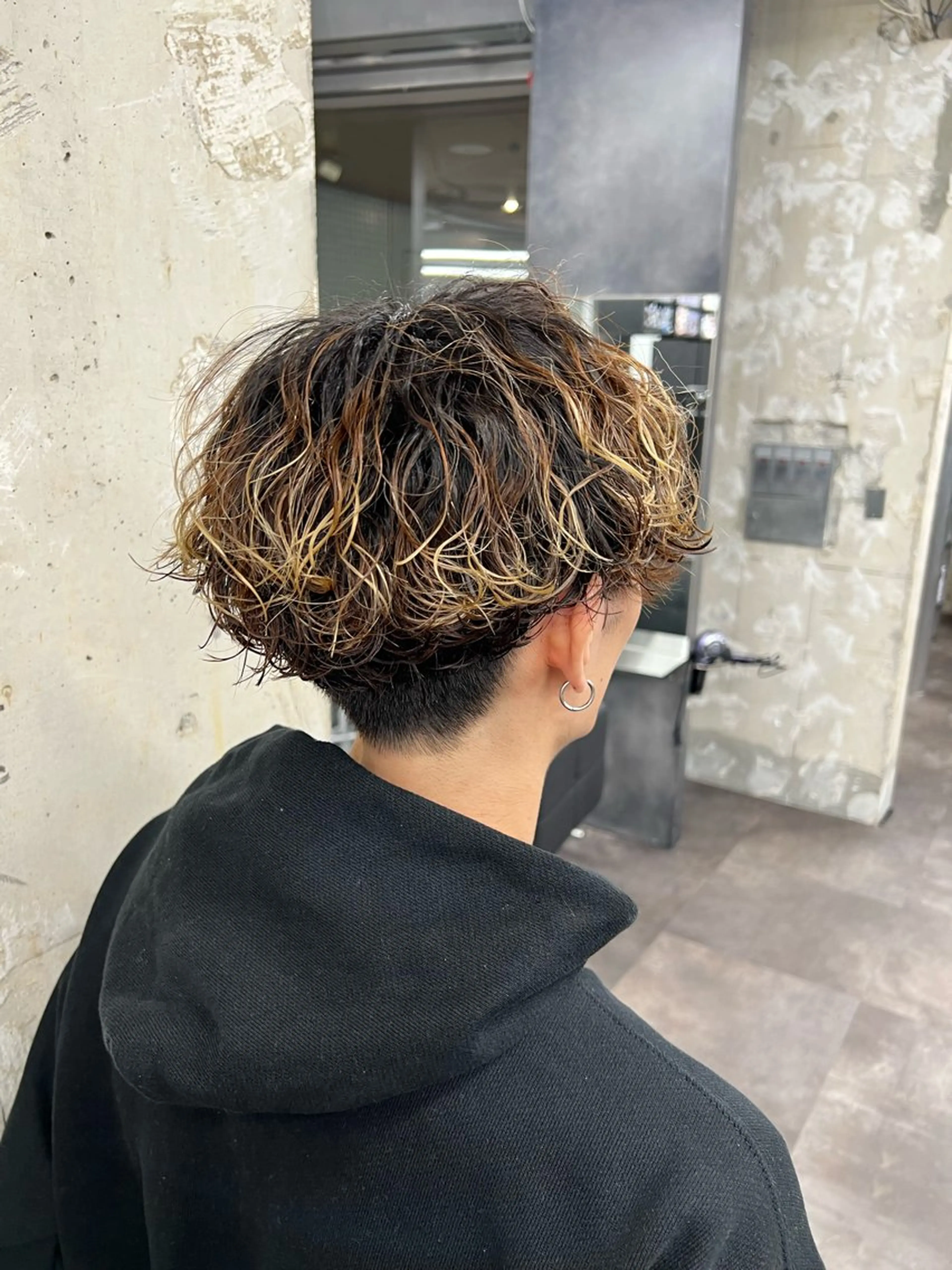 ミディアム パーマ メンズ ミディアムパーマ マッシュ メンズパーマ 波巻きパーマ カット パーマ je suis heureuse所属・ハイライトカラー 🌀ゆい❣️のヘアスタイル