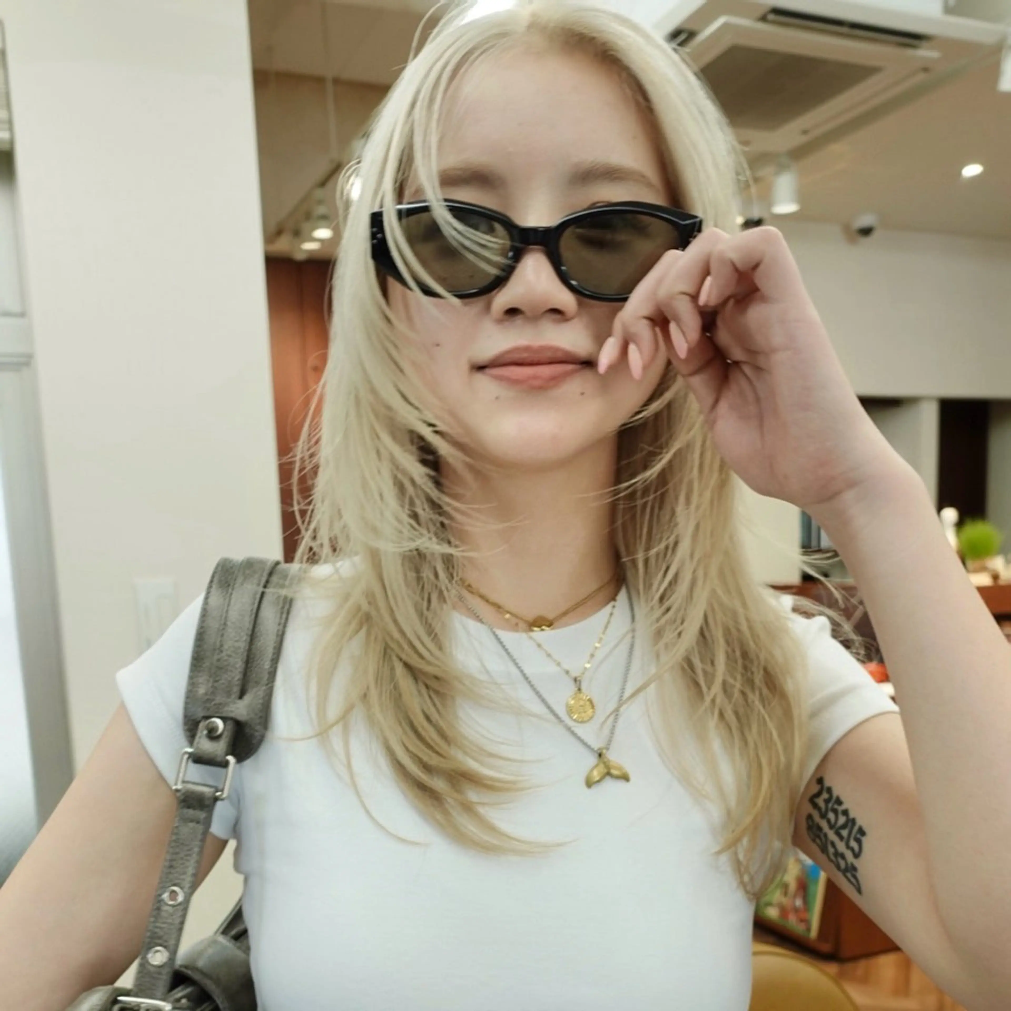 ミディアム カラー ブリーチ ブロンド ケアブリーチ 透明感カラー ダブルカラー ニュアンスレイヤー ハイトーンカラーのヘアスタイル