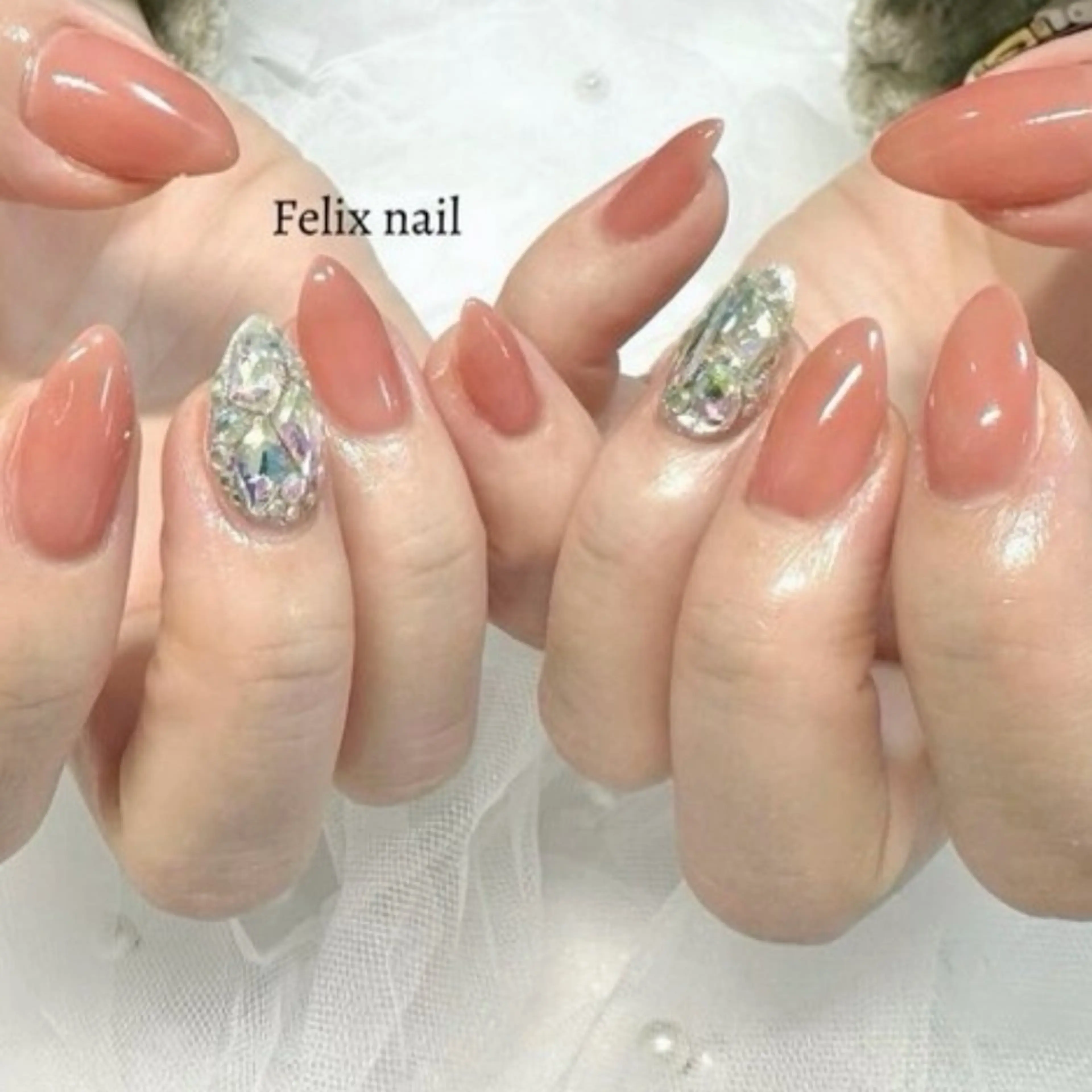 《ストーン埋め尽くしネイル》の写真