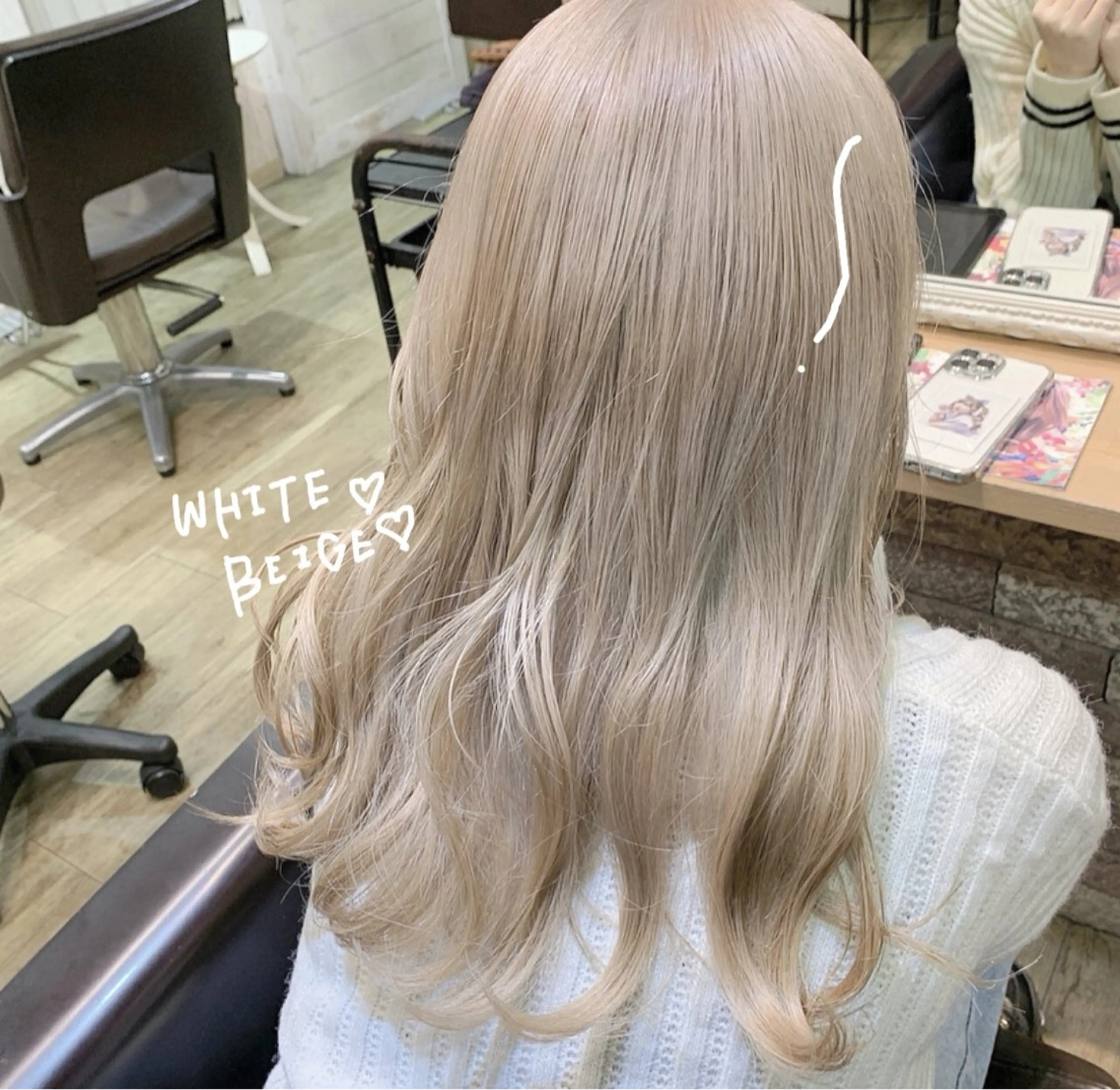 セミロング カラー ベージュカラー ホワイトベージュ カット ヘアカラー regalo Acari🍎のヘアスタイル