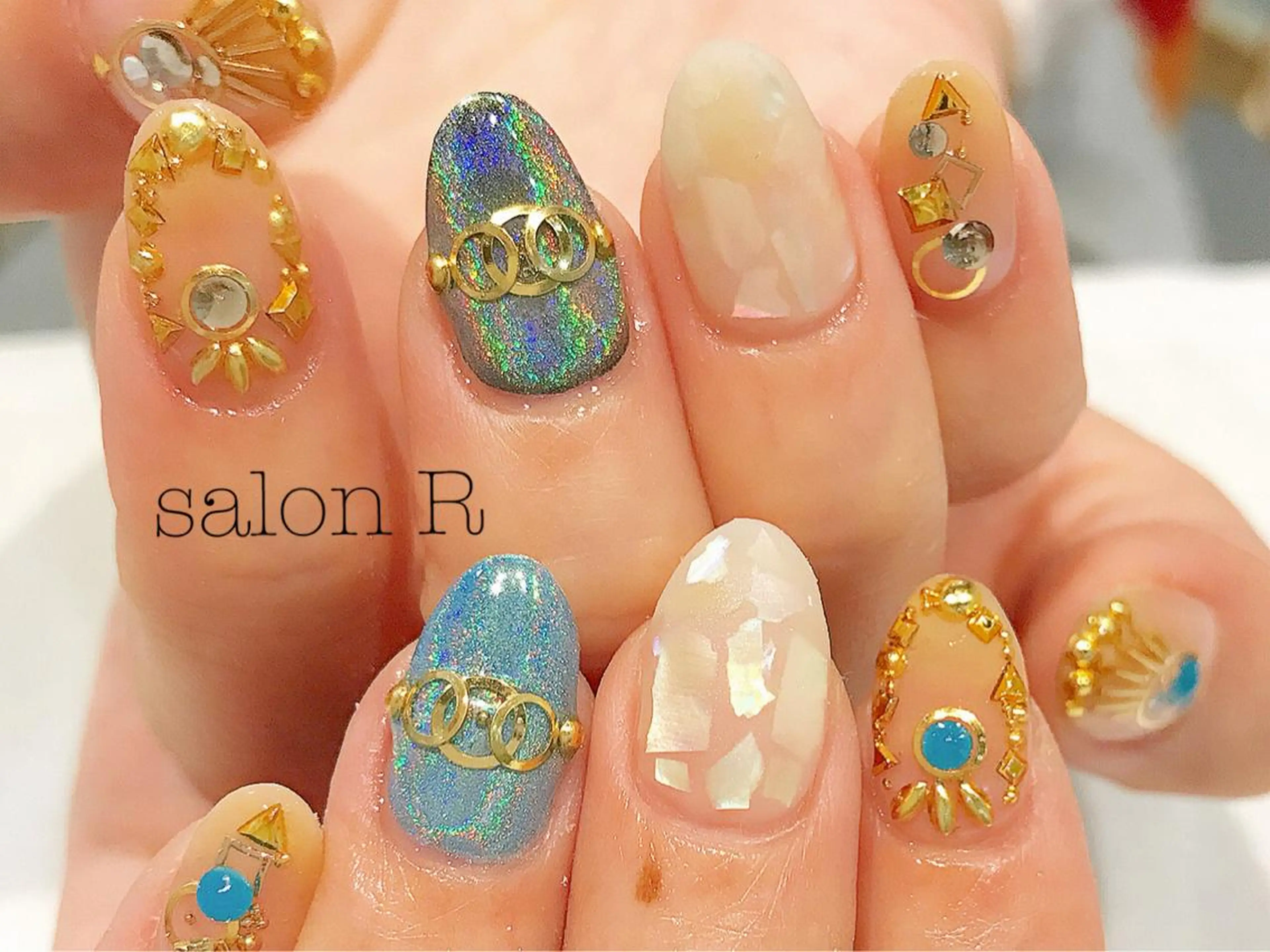 ネイル ゴールド ハンドネイル Re Pearl～コーディネートサロン～ 市駅前店所属・NARUMI HYODOのネイルデザイン