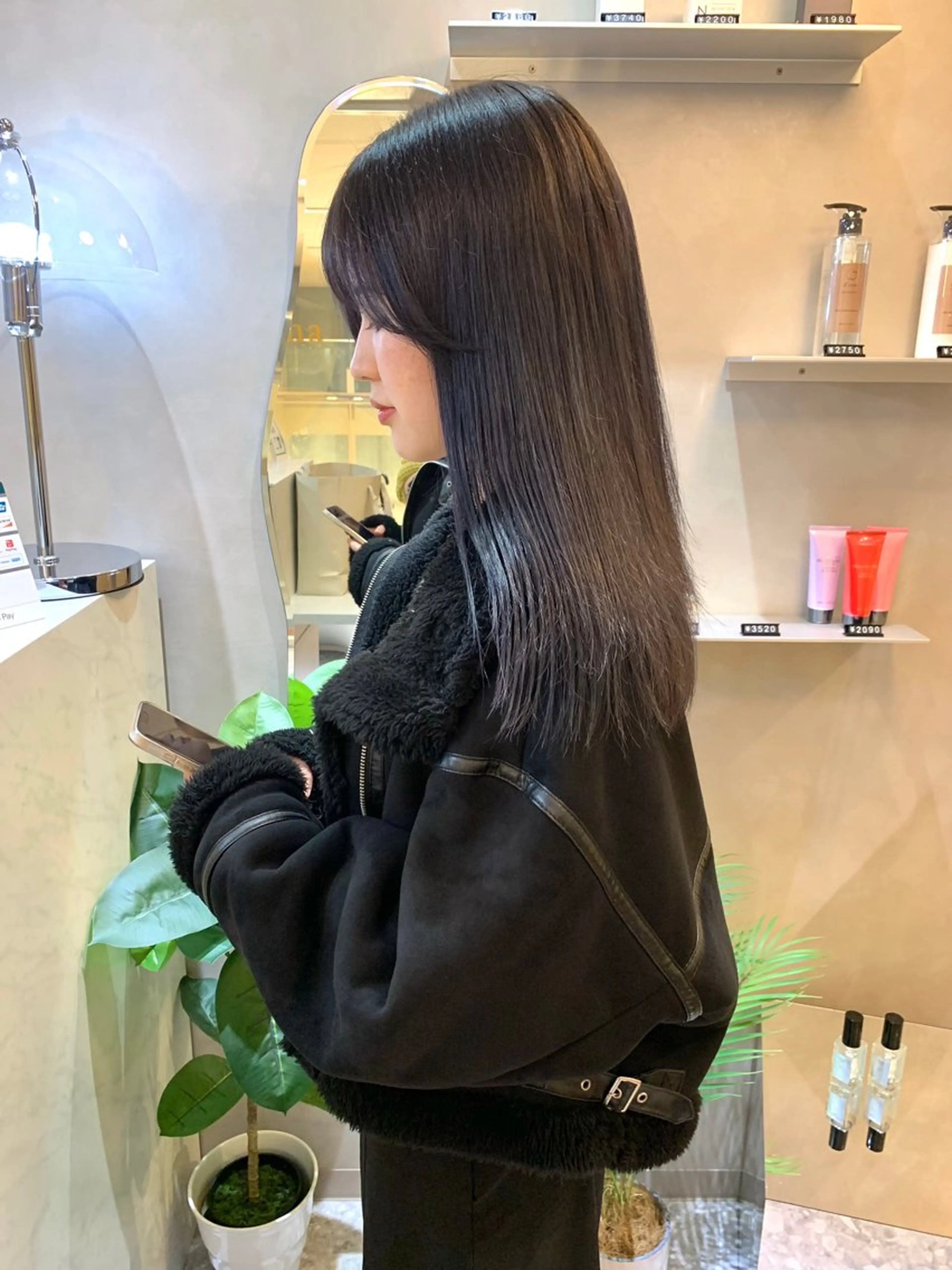 セミロング カラー 黒髪 ブルーカラー ブルーブラック ケアカラー ネイビーカラー 韓国ヘア🇰🇷 松田光里のヘアスタイル