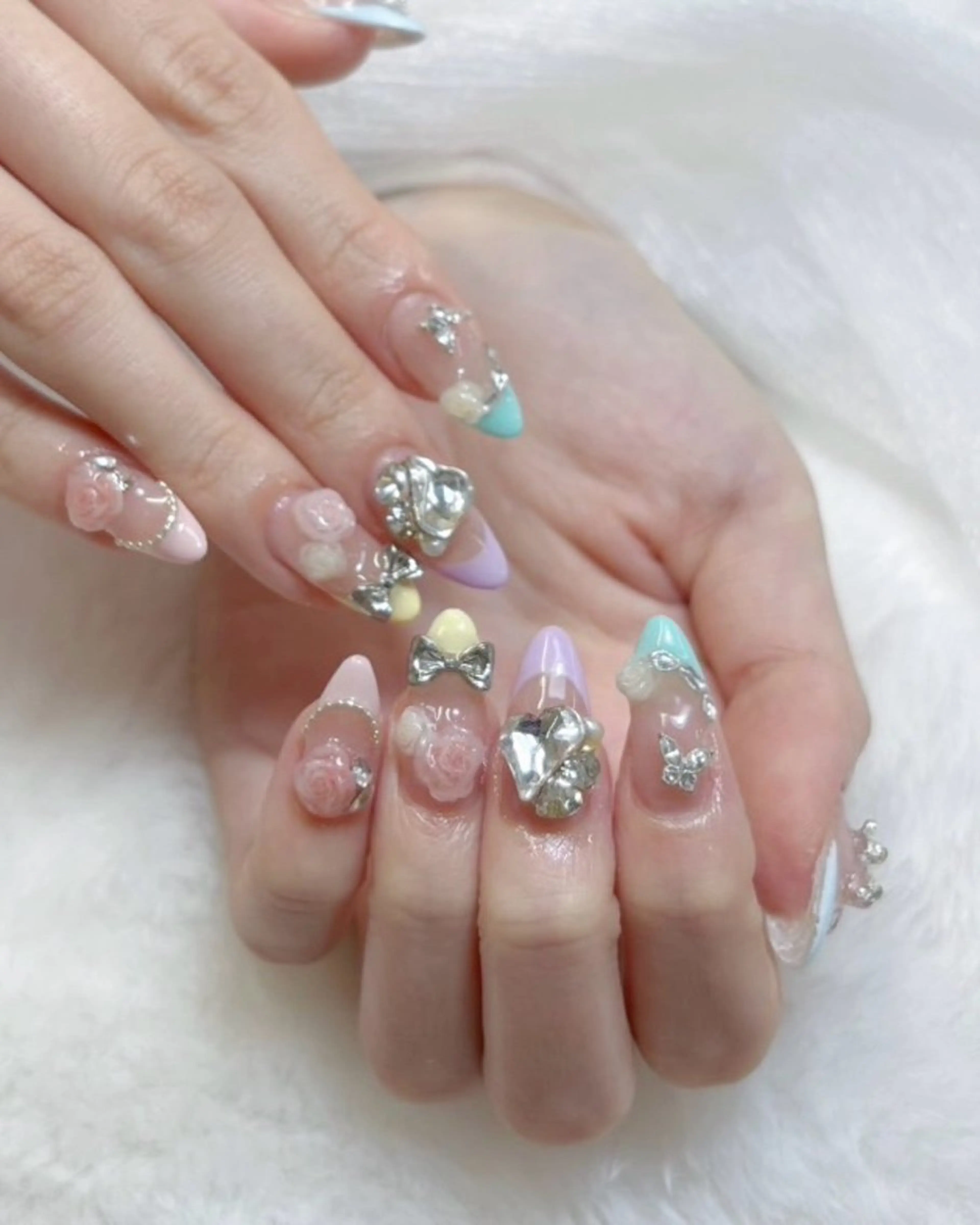 ネイル チークネイル フレンチネイル キラキラネイル 韓国ネイル ワンホンネイル ハンドネイル Speraネイル 大宮店🎀のネイルデザイン