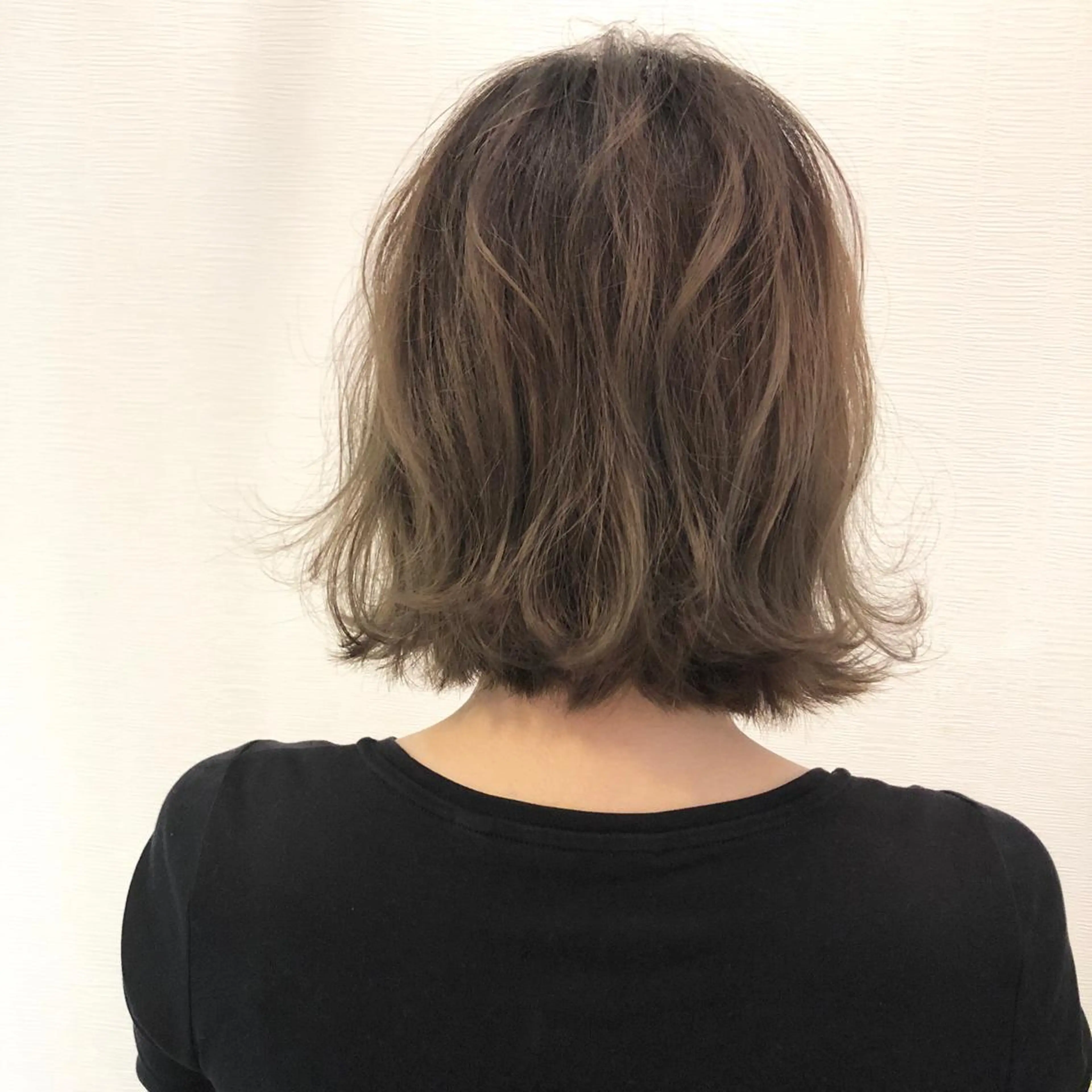 ミディアム カラー ベージュカラー ブリーチ 平川 友希子のヘアスタイル