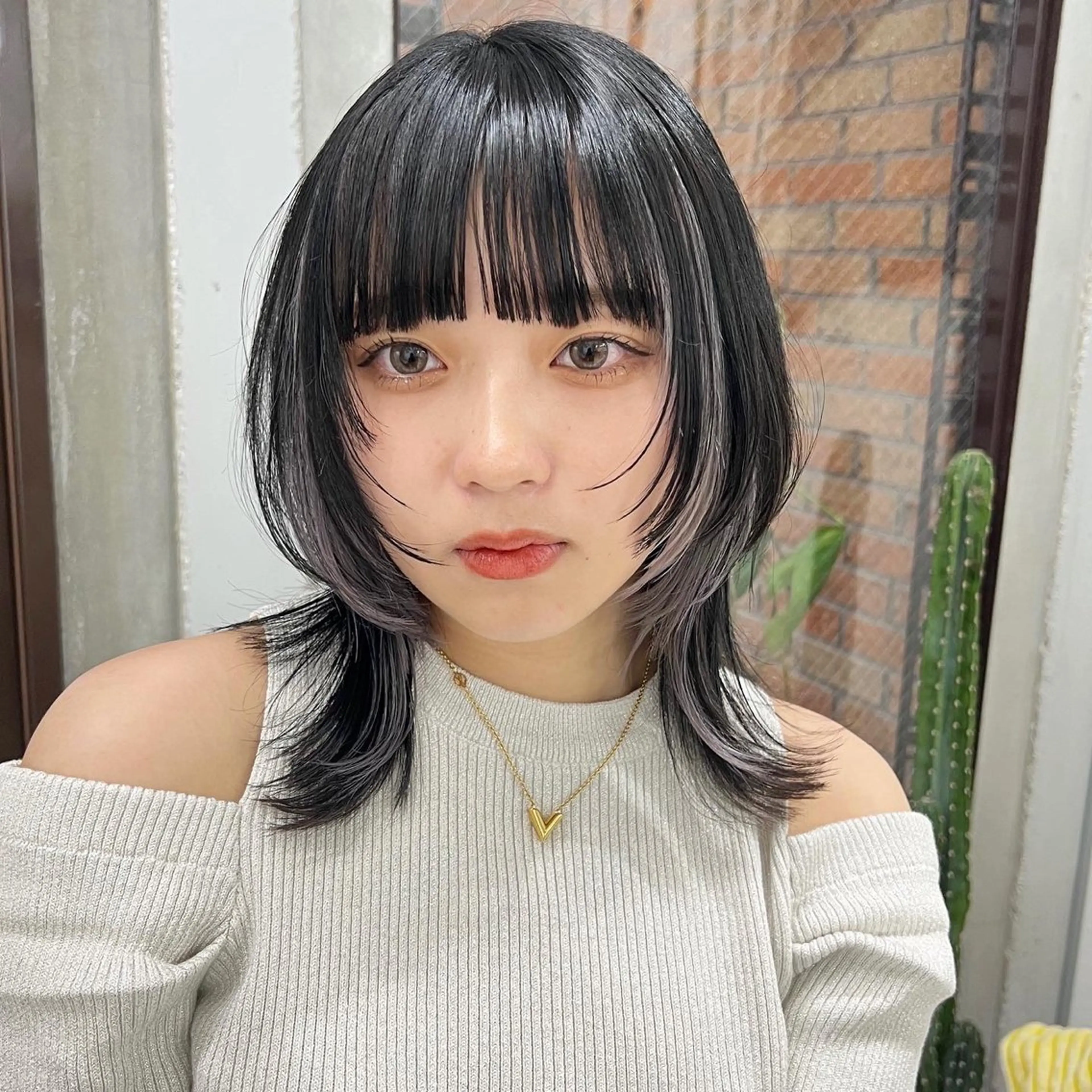 ミディアム カラー ウルフカット TOMOYAレイヤー ブリーチ縮毛矯正のヘアスタイル