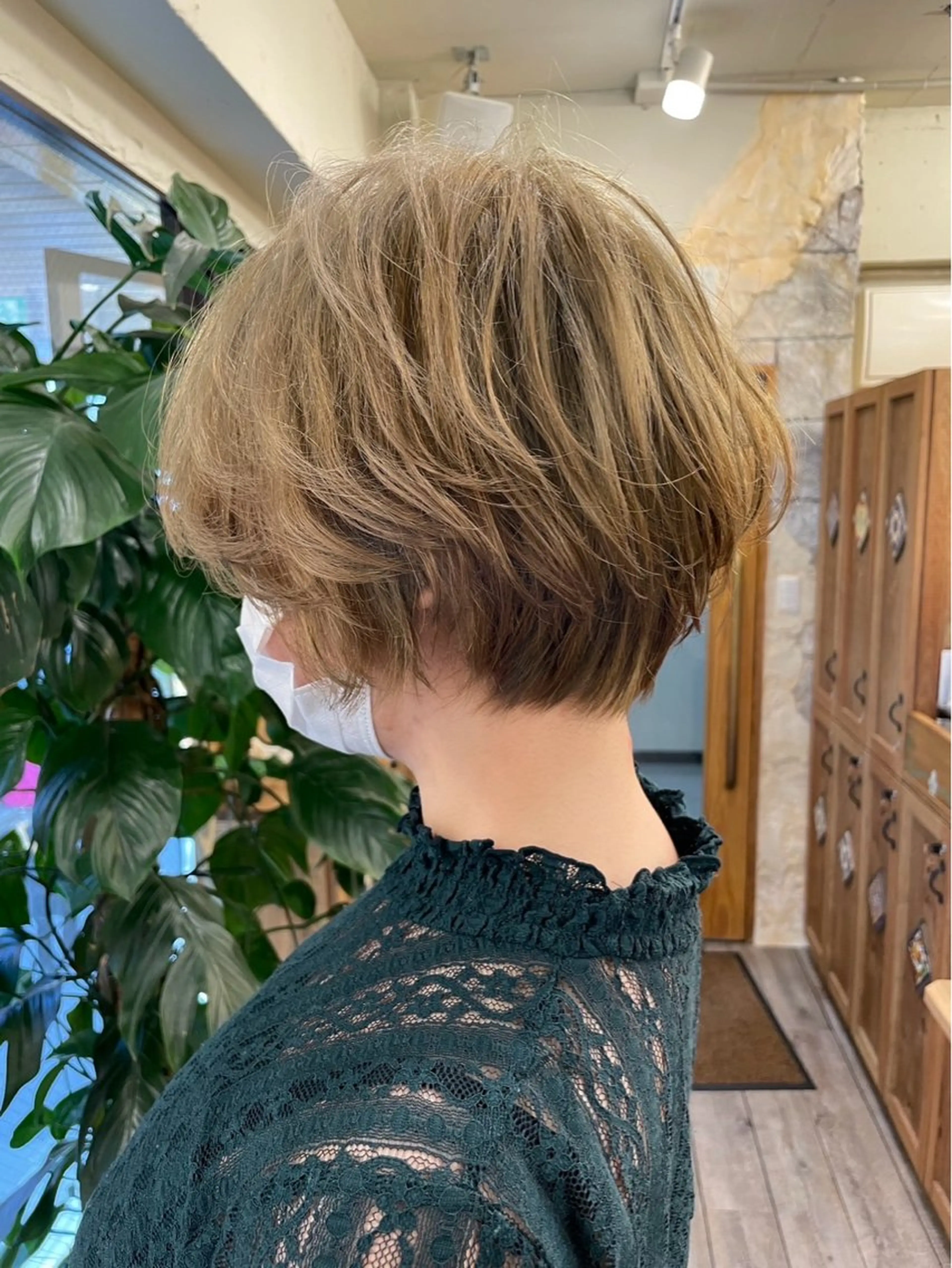 ショート カラー ベージュカラー ブリーチ 西尾 成美のヘアスタイル