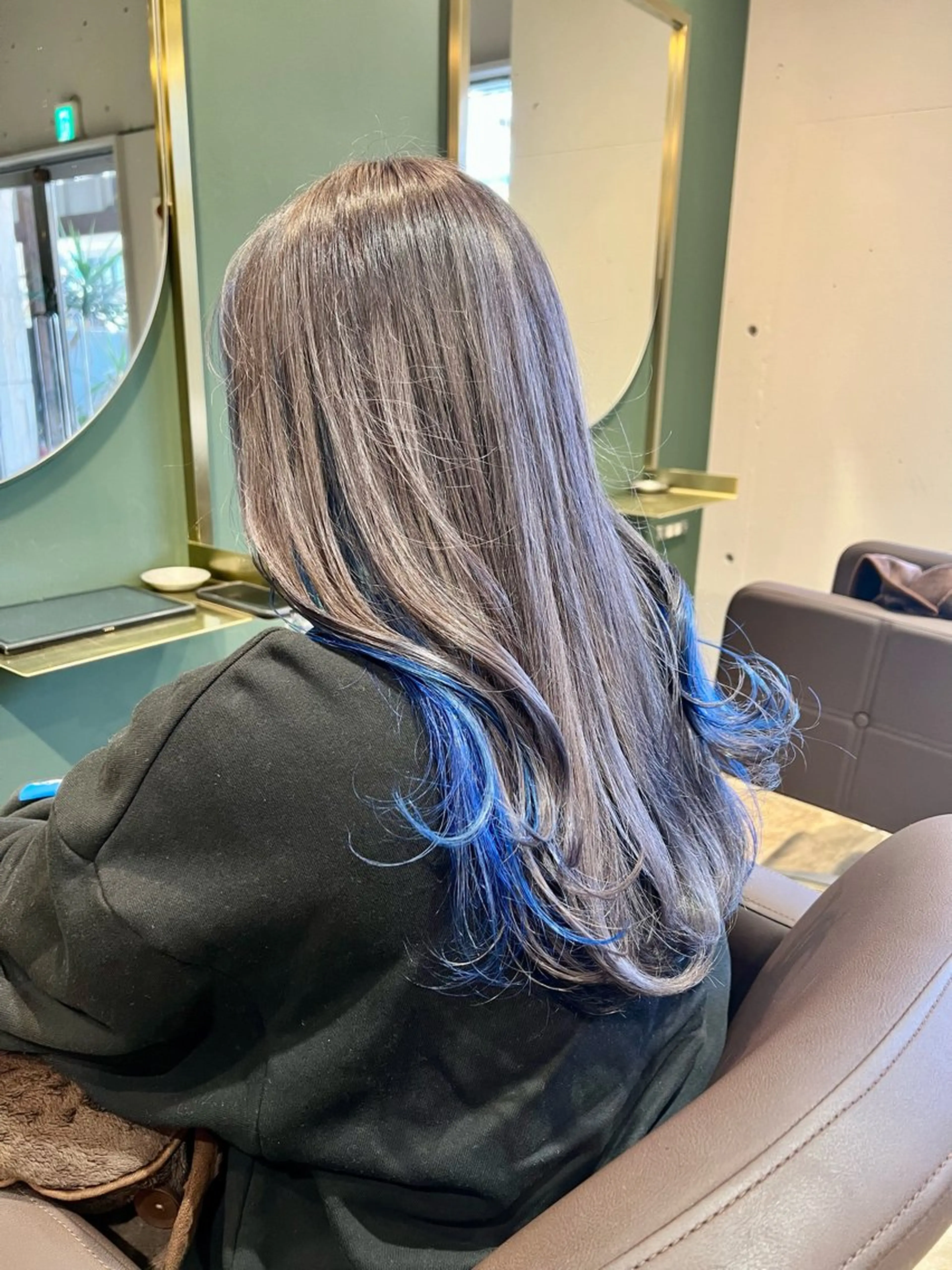 ロング カラー ブリーチ ブルーカラー イヤリングカラー グレージュ カラースペシャリスト しょう🧑🏼‍🎨のヘアスタイル