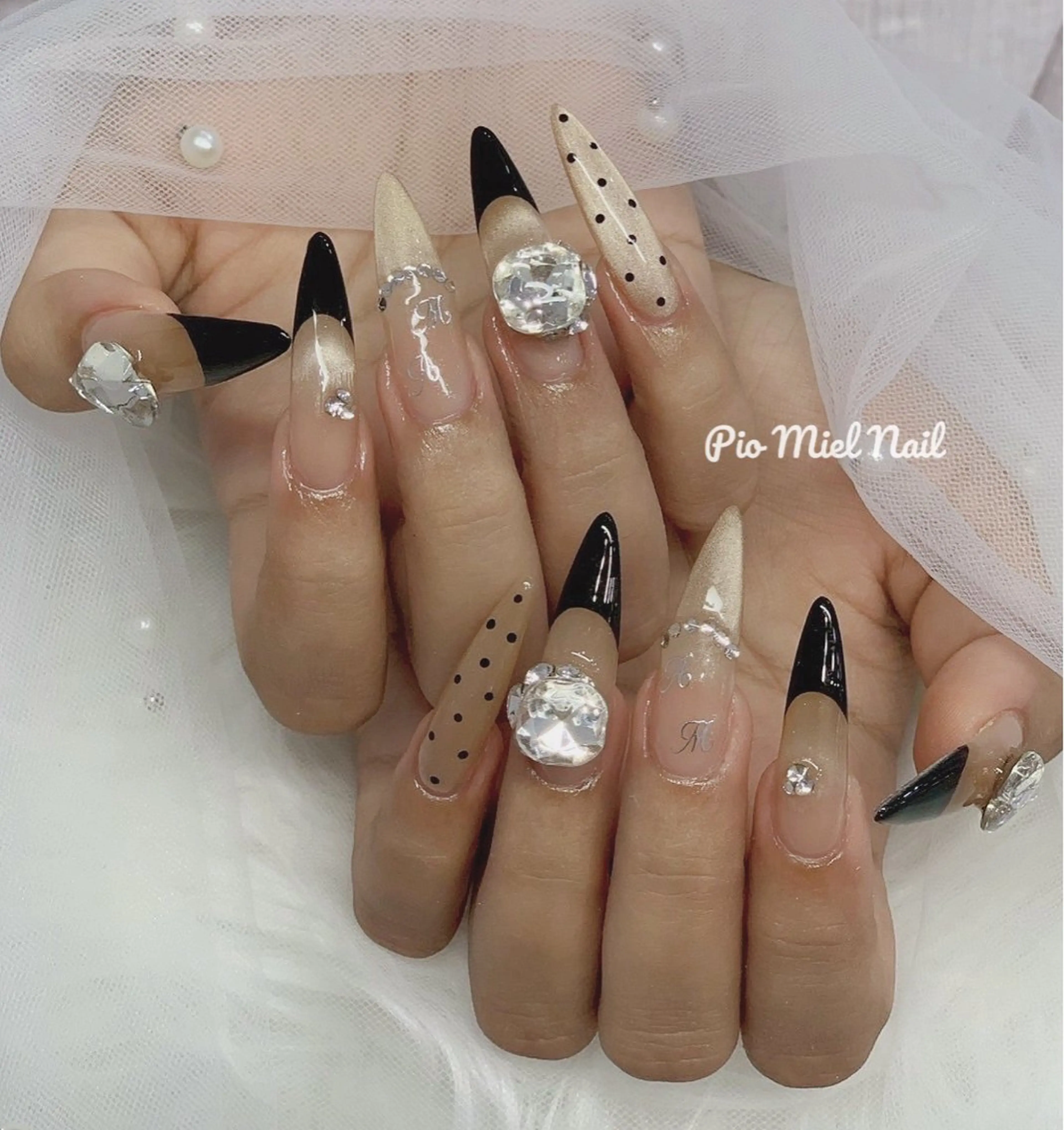 ネイル ドット ロングネイル ストーンネイル ハンドネイル HANA 長さだしのネイルデザイン