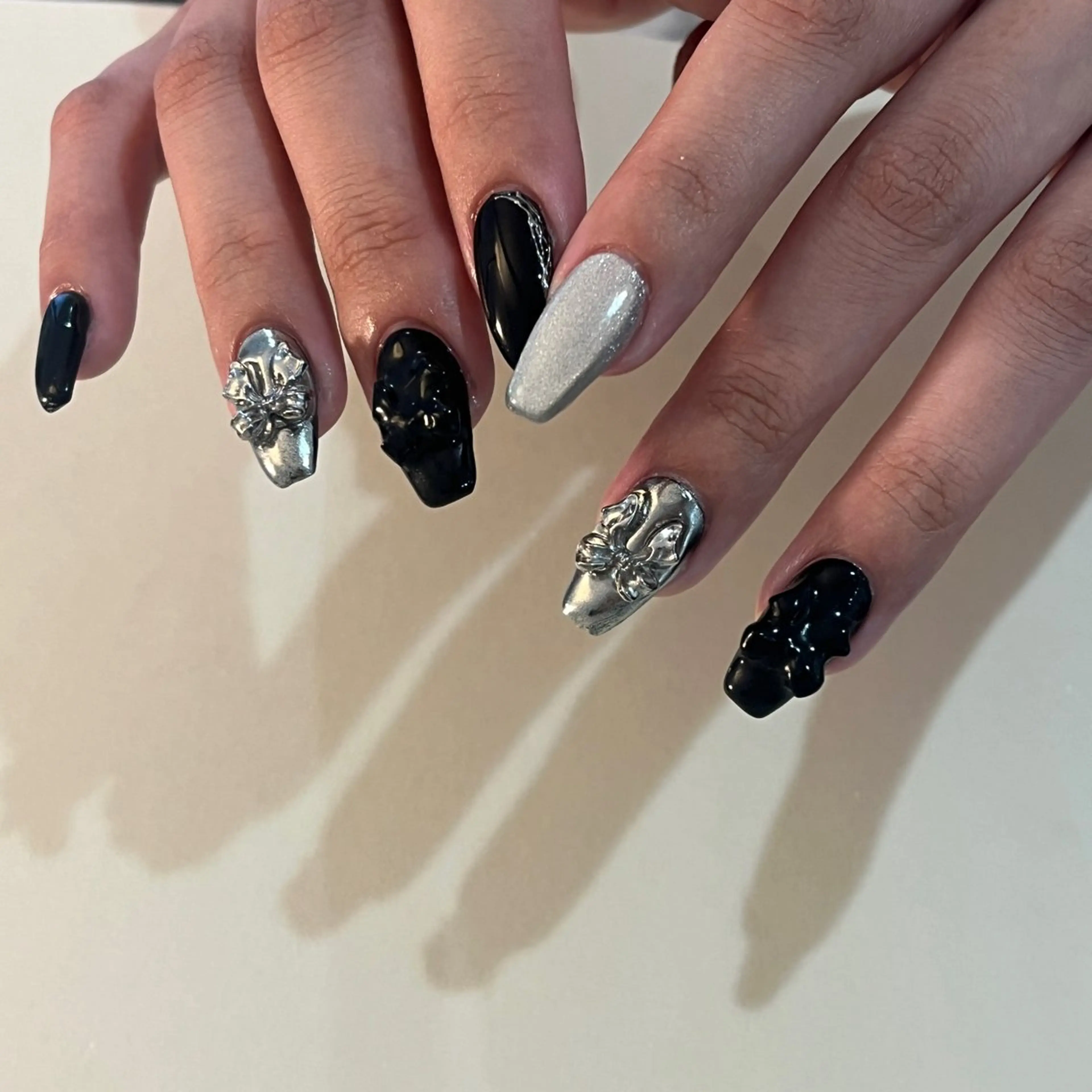 ネイル ワンカラーネイル リボン シルバー Lumos nails&eyelashes桜川店所属・Lumos hirocoのネイルデザイン