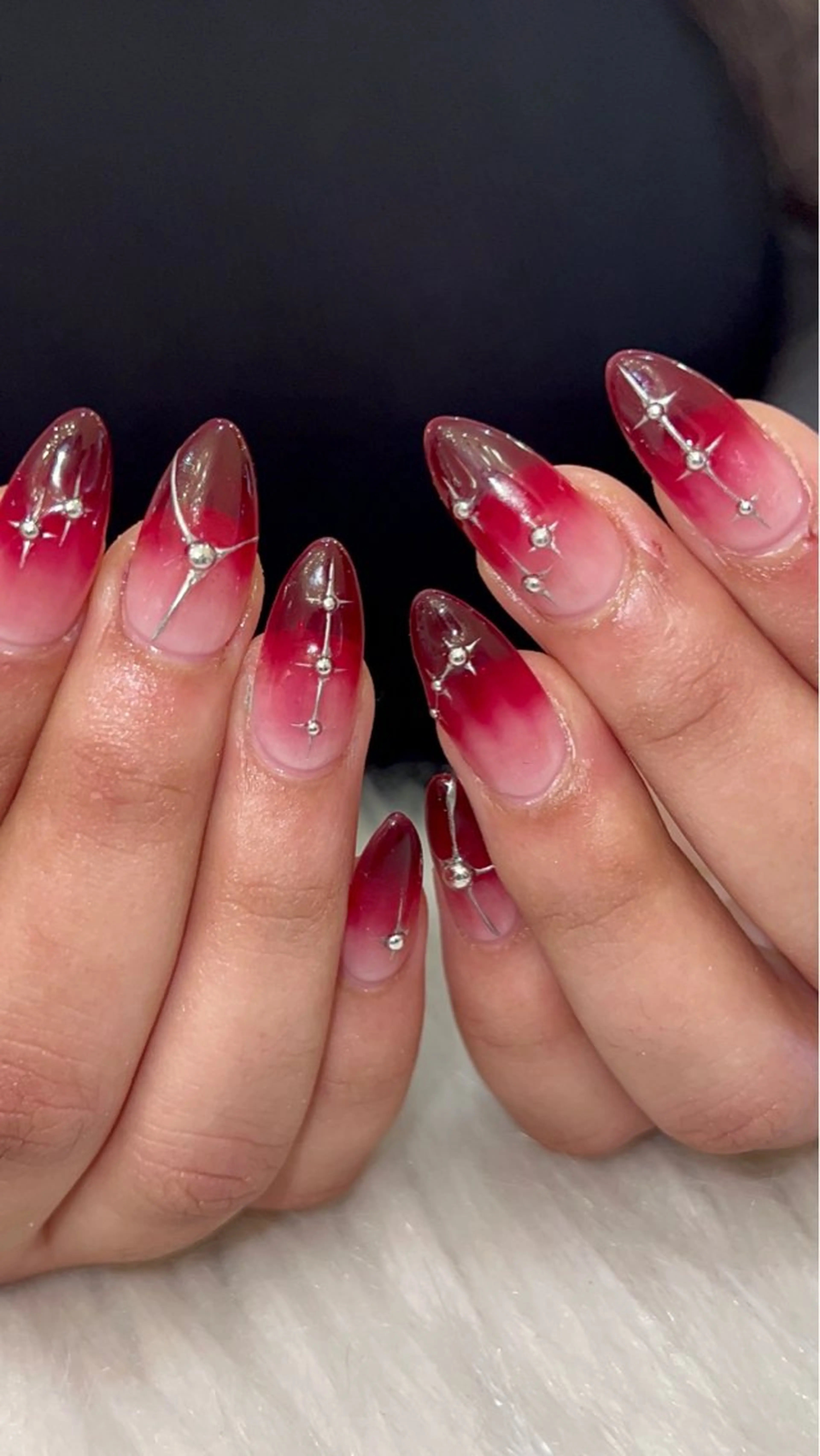 ネイル 赤色 シルバー AURORA eyelash&nail salon アメ村店所属・🌏AURORA | RiRi🪐のネイルデザイン