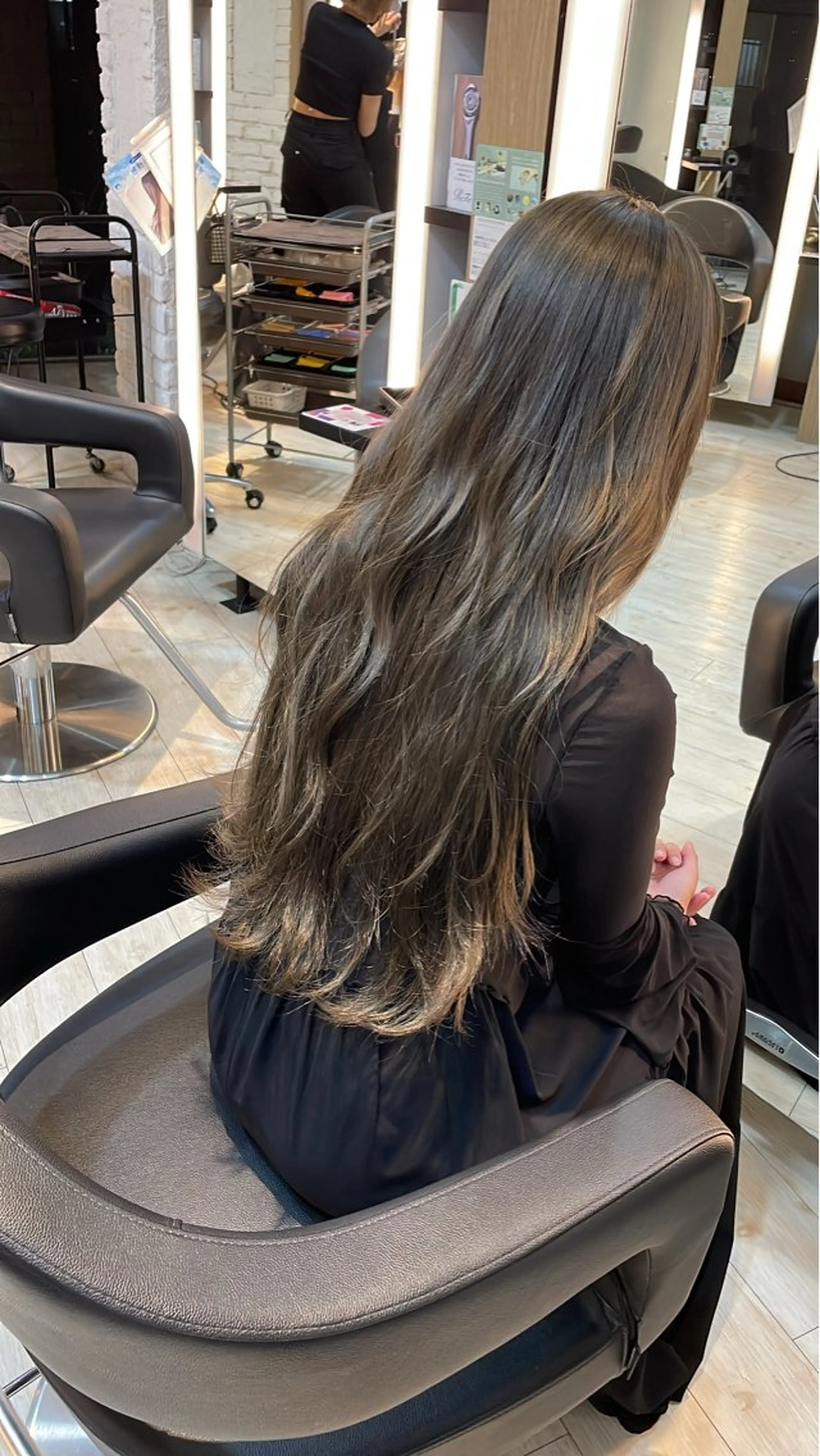 ロング カラー ベージュカラー ブリーチ 透明感カラー オリーブベージュ ロング ブリーチ/髪質改善/ 透明感カラー/暖色のヘアスタイル