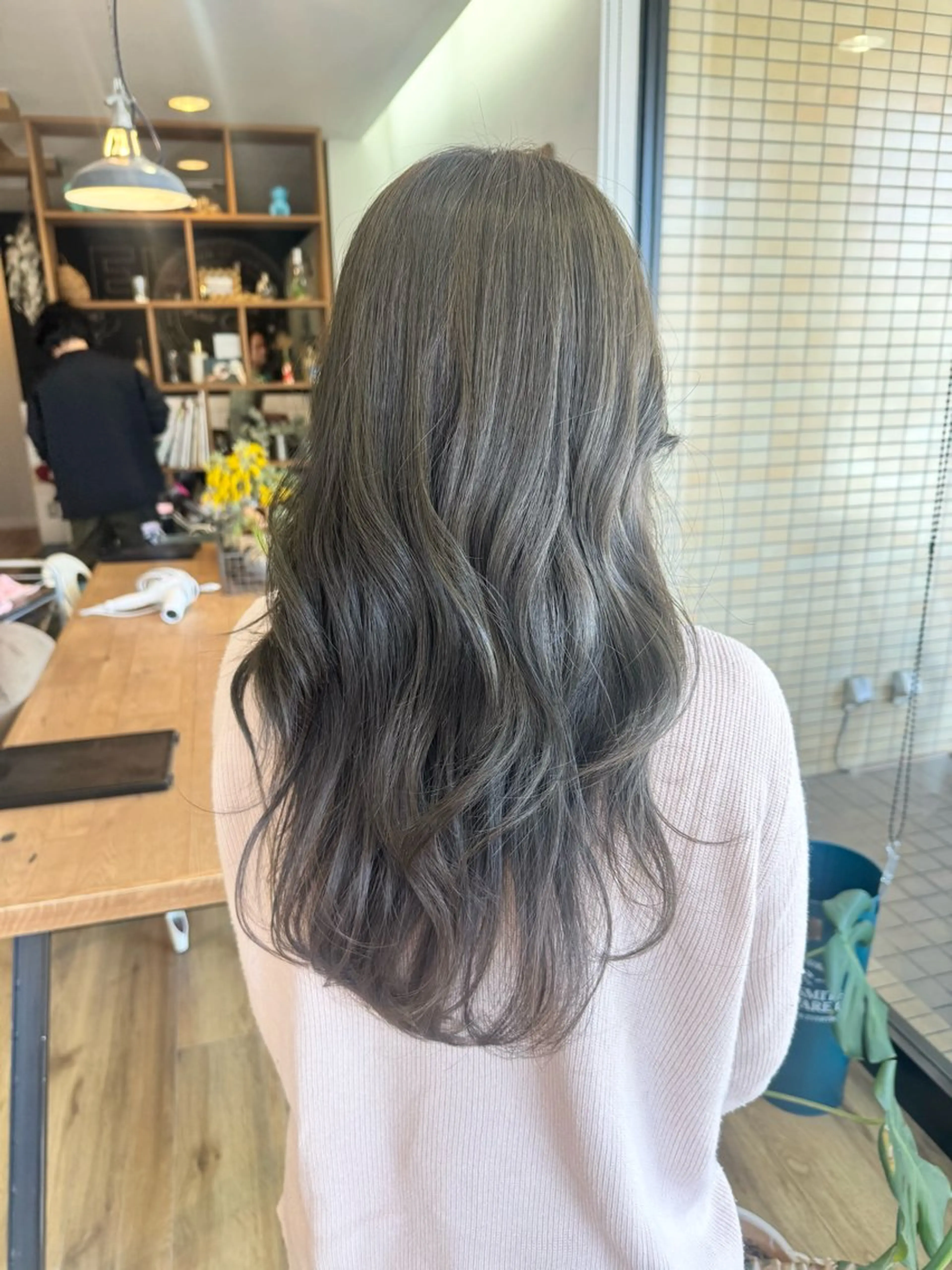 ロング カラー グレージュ オリーブグレージュ オリーブグレー ヘアカラー トリートメント ツキダテ ユイのヘアスタイル