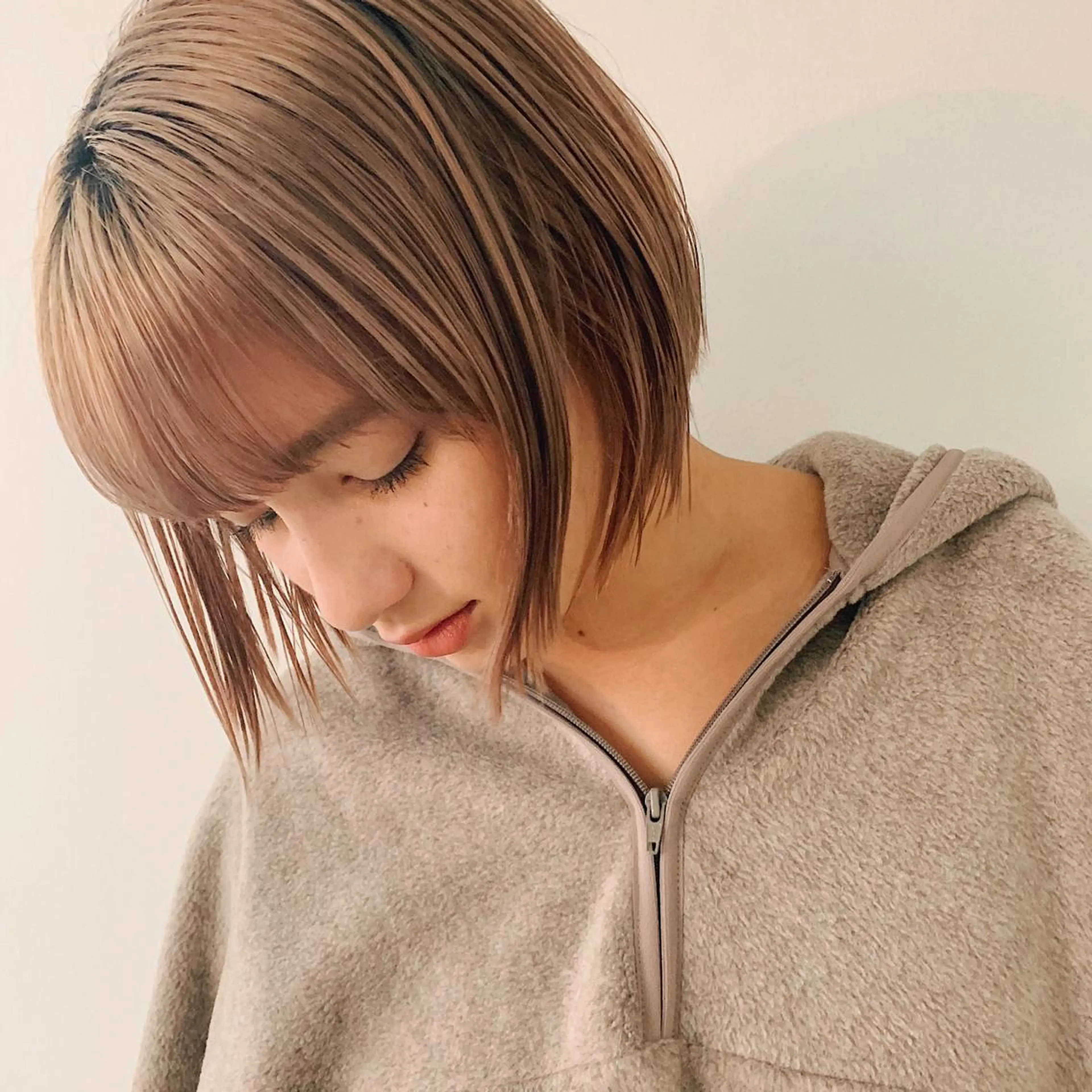ショート カラー 切りっぱなしボブ ベージュカラー ブリーチ ミルクティーベージュ ボブ ヘアカラー トリートメント ハイトーンこそキレイ に◎佐藤雄太のヘアスタイル