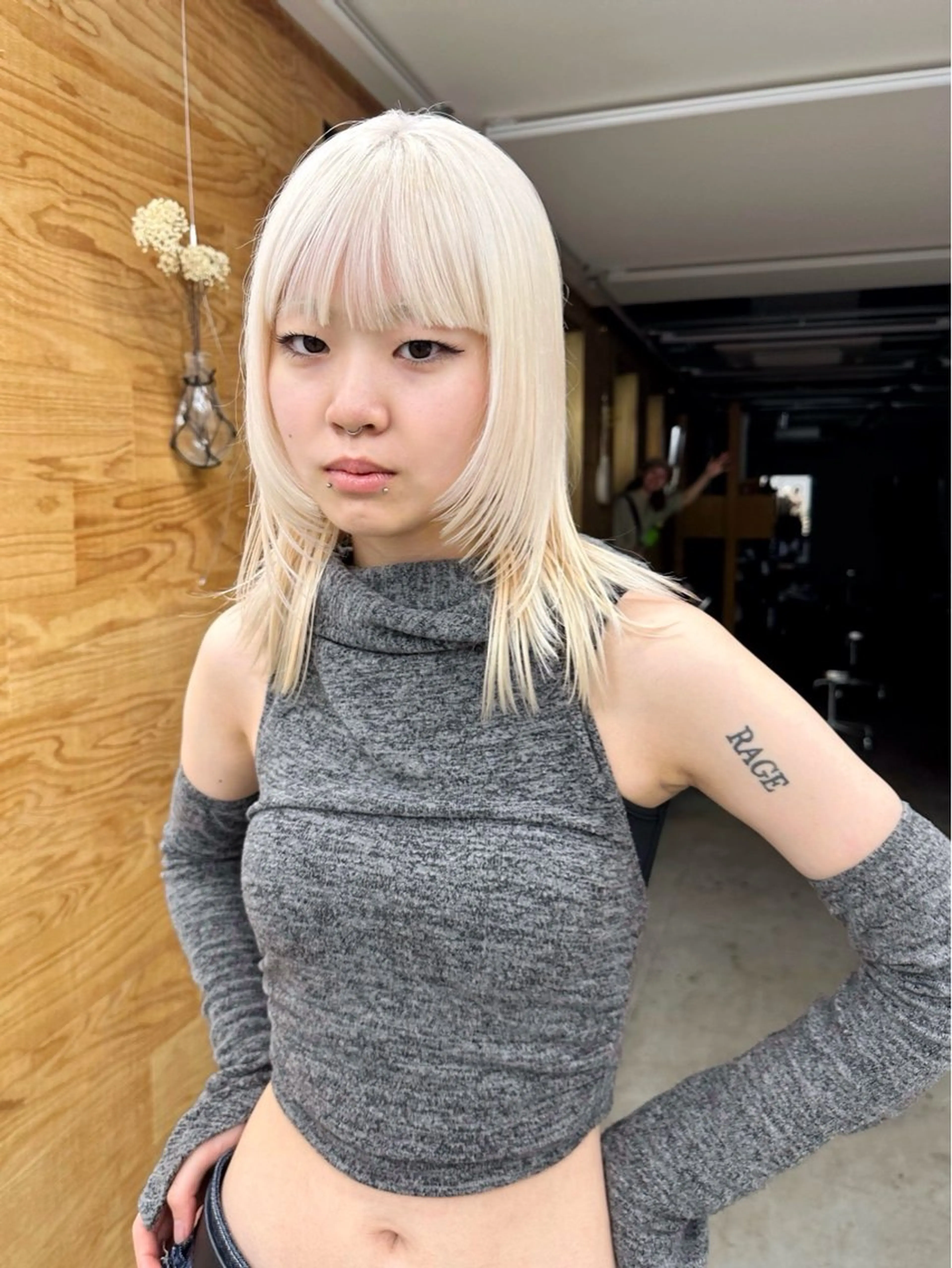 セミロング カラー ブロンド ハイトーンカラー ホワイトブロンド 顔まわりレイヤー レイヤーカット カット ヘアカラー 榛地 渉馬のヘアスタイル