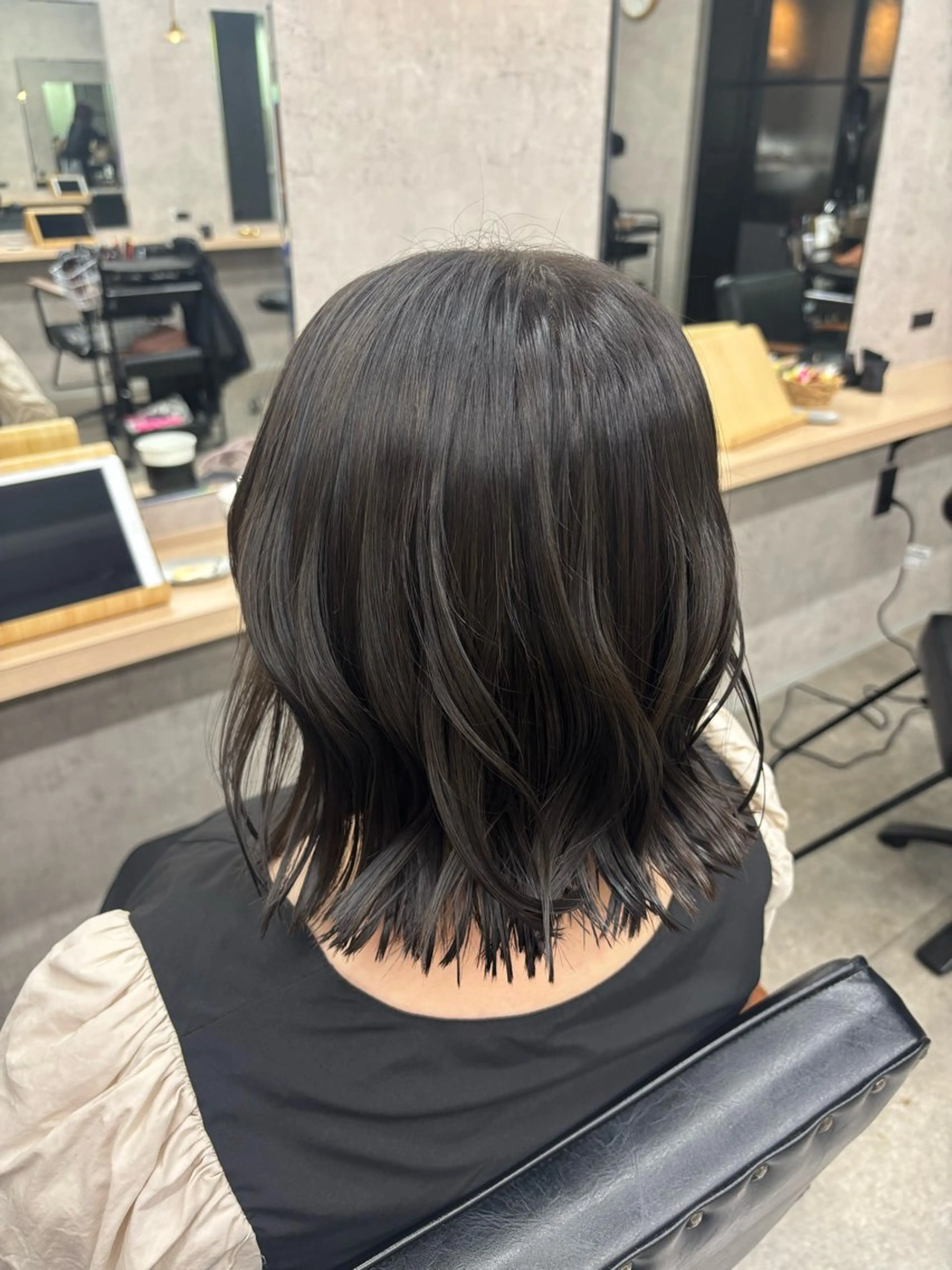 カラー ダークグレー ダークグレージュ グレージュ ヘアカラー 石原 望来のヘアスタイル