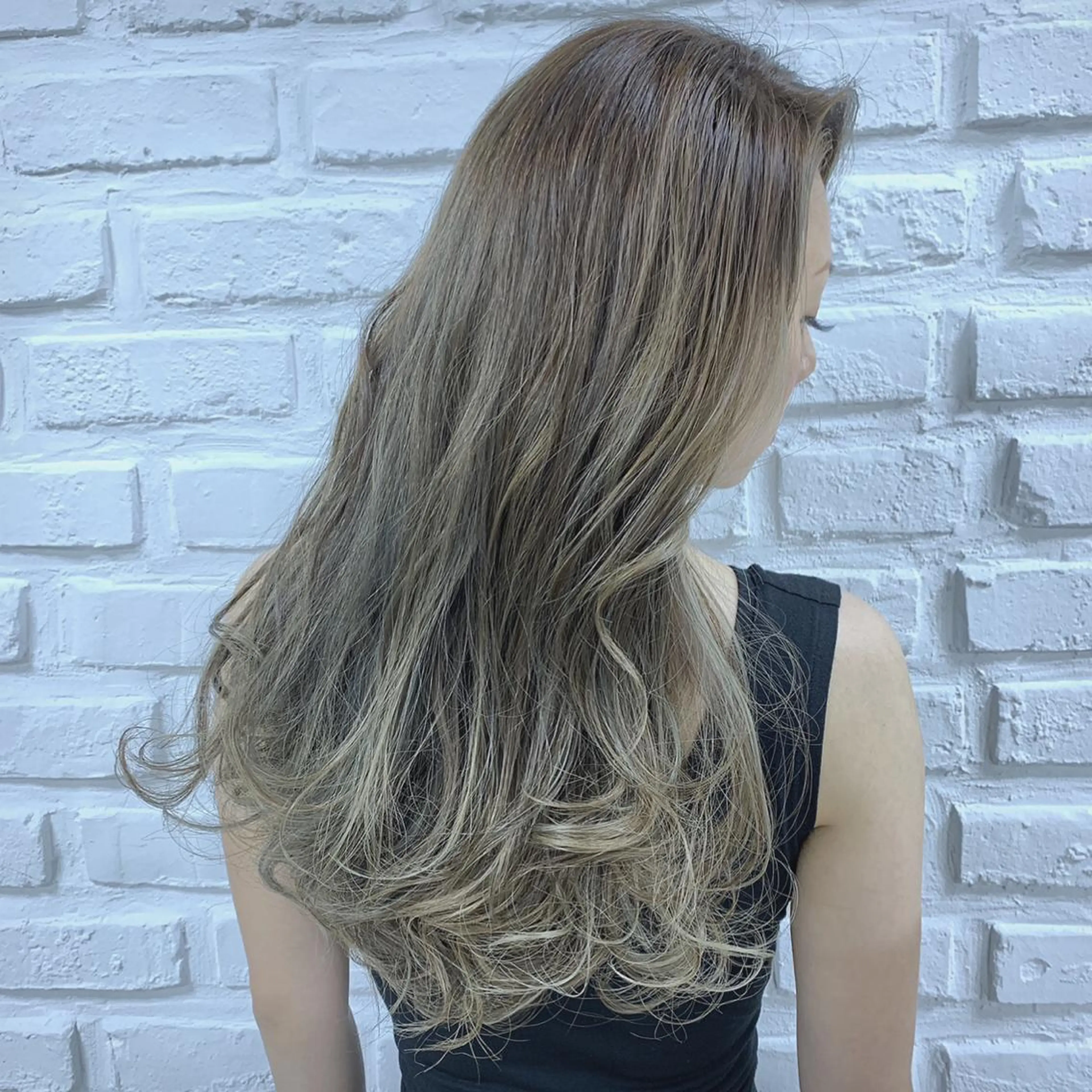ロング カラー ブリーチ 透明感カラー グレージュ ハイライトカラー イルミナカラー カット ヘアカラー トリートメント 【デザインカラー】 粥川佳日望のヘアスタイル