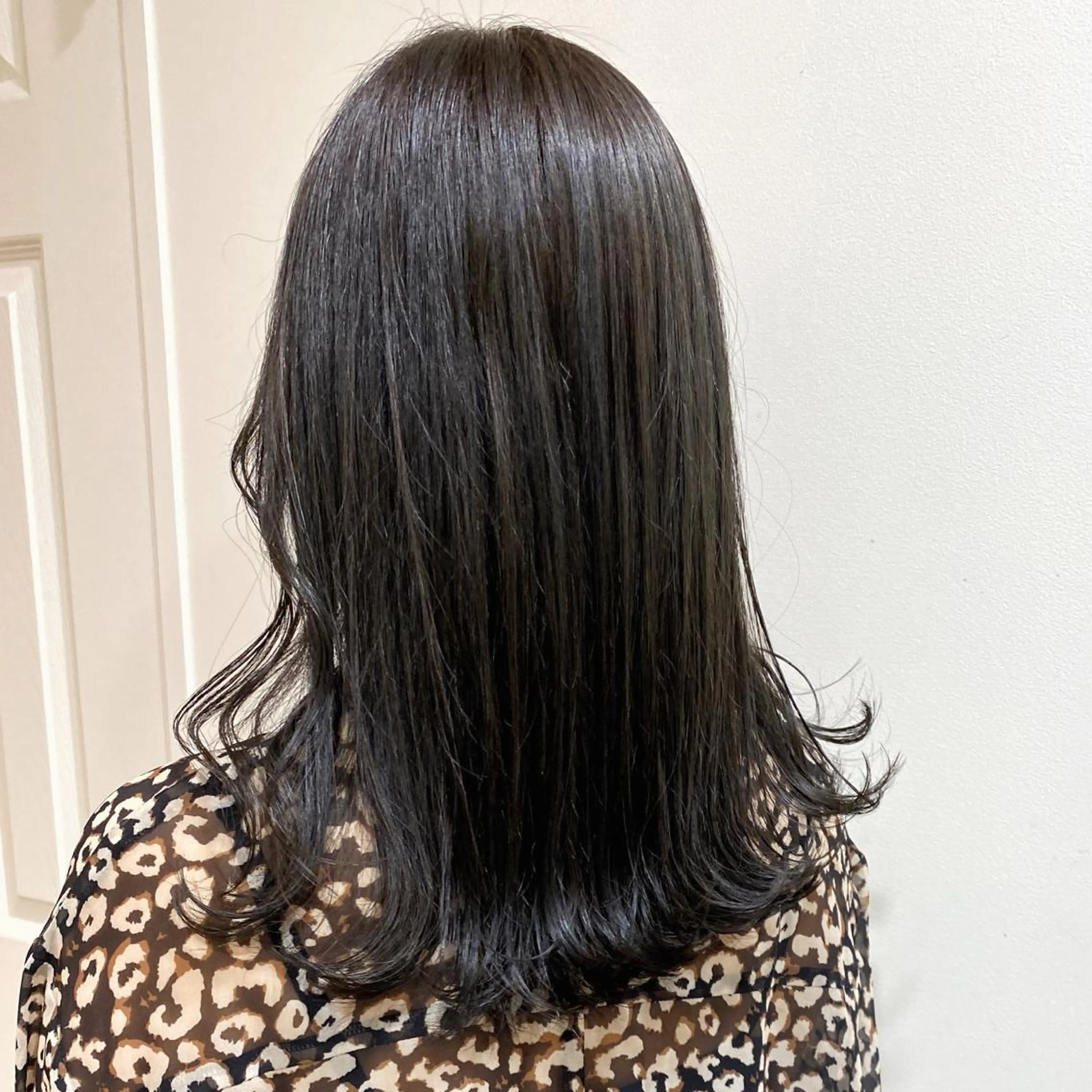 セミロング カラー アッシュ アッシュグレー ブルーカラー ブルーアッシュ ハイライトカラー カット ヘアカラー salowin渋谷kitaya park前所属・RIKA韓国ヘア/く びれヘア/上品カラーのヘアスタイル