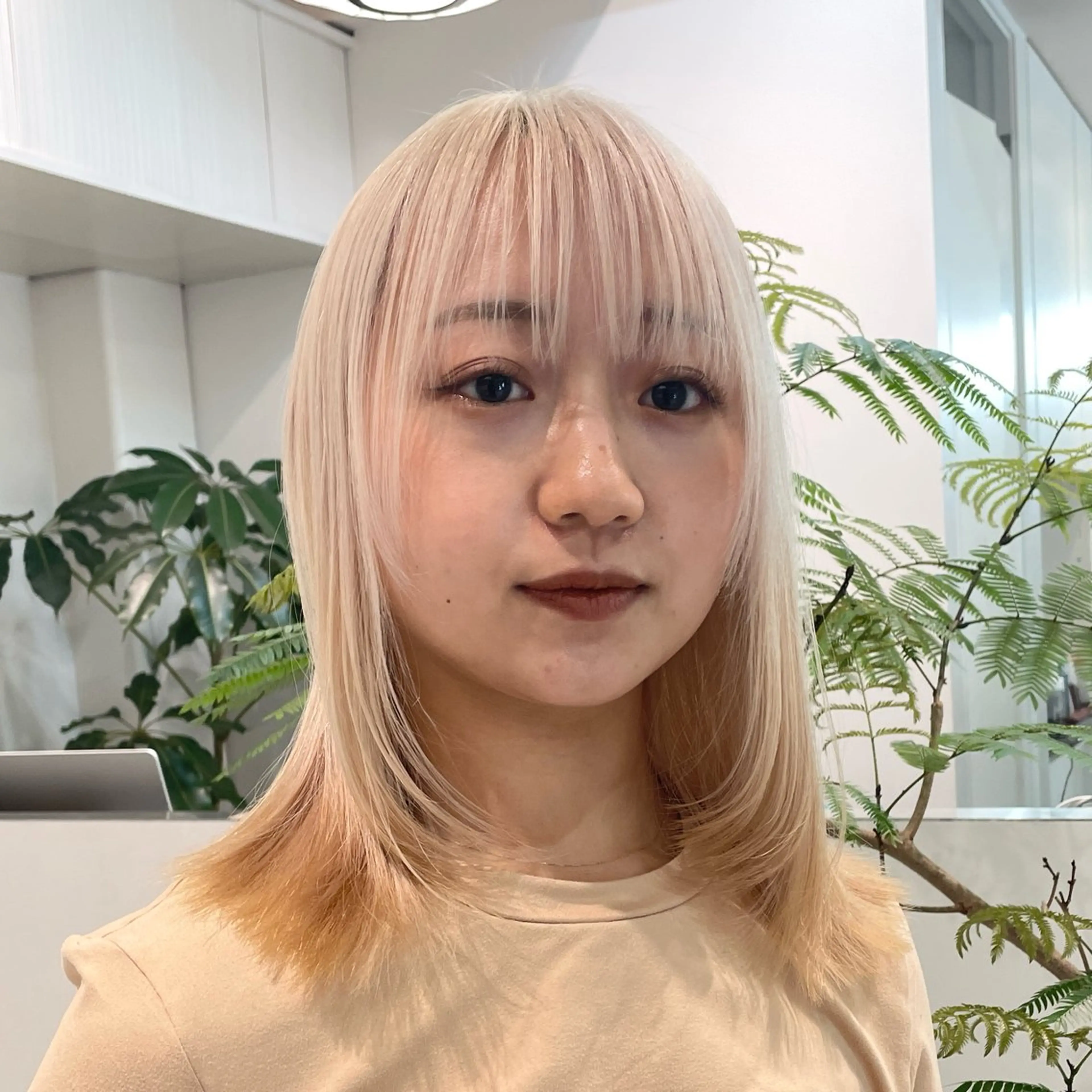 ミディアム カラー ブロンド ホワイトブロンド 顔まわりレイヤー レイヤーカット ヘアカラー トリートメント ヘアセット meme原宿所属・ブロンド・ハイトーン ／遠藤将太のヘアスタイル
