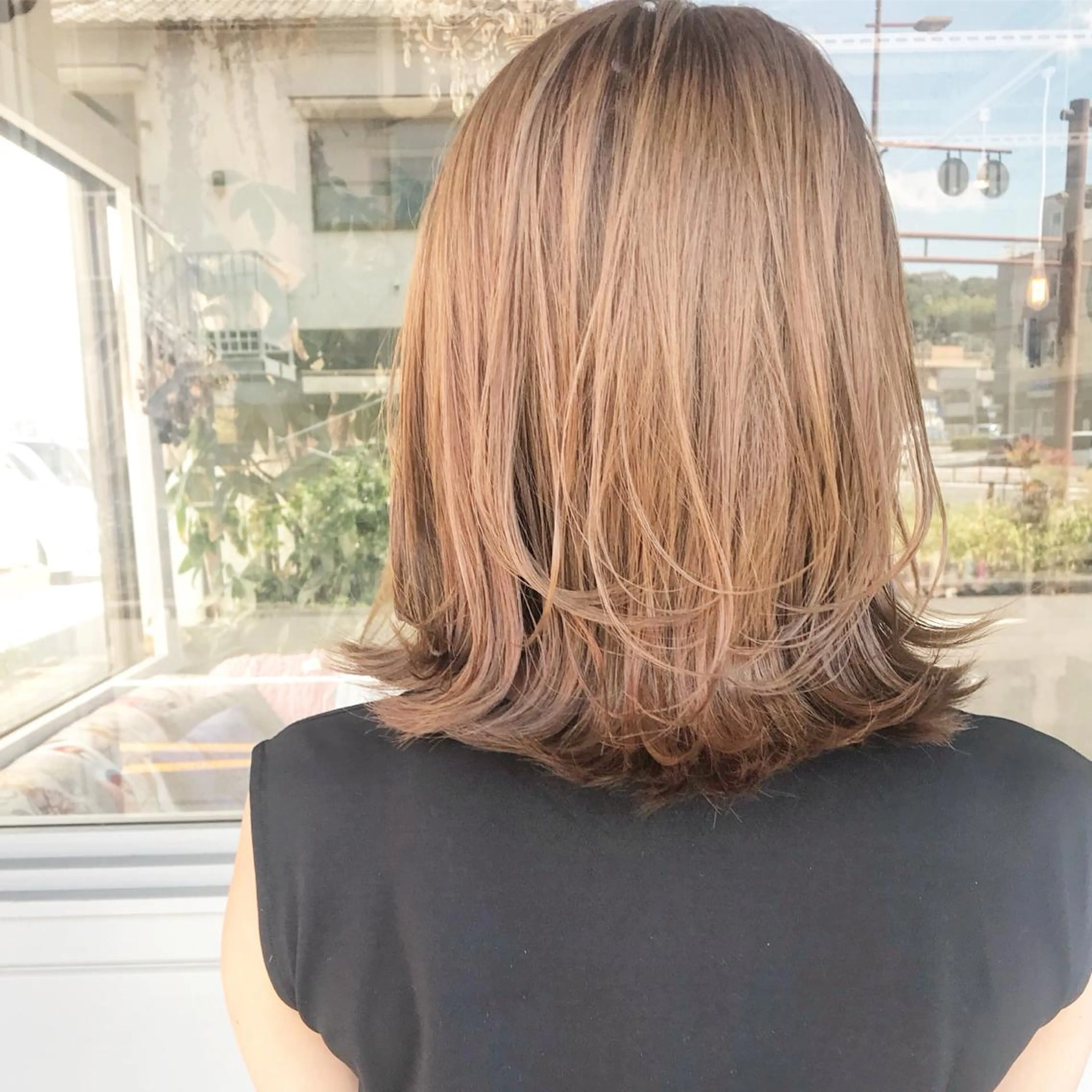 ミディアム カラー ヘアアレンジ お団子ヘア 切りっぱなしボブ バレイヤージュ ブリーチ グラデーションカラー Mariana/ 鶴原-ハイライトのヘアスタイル