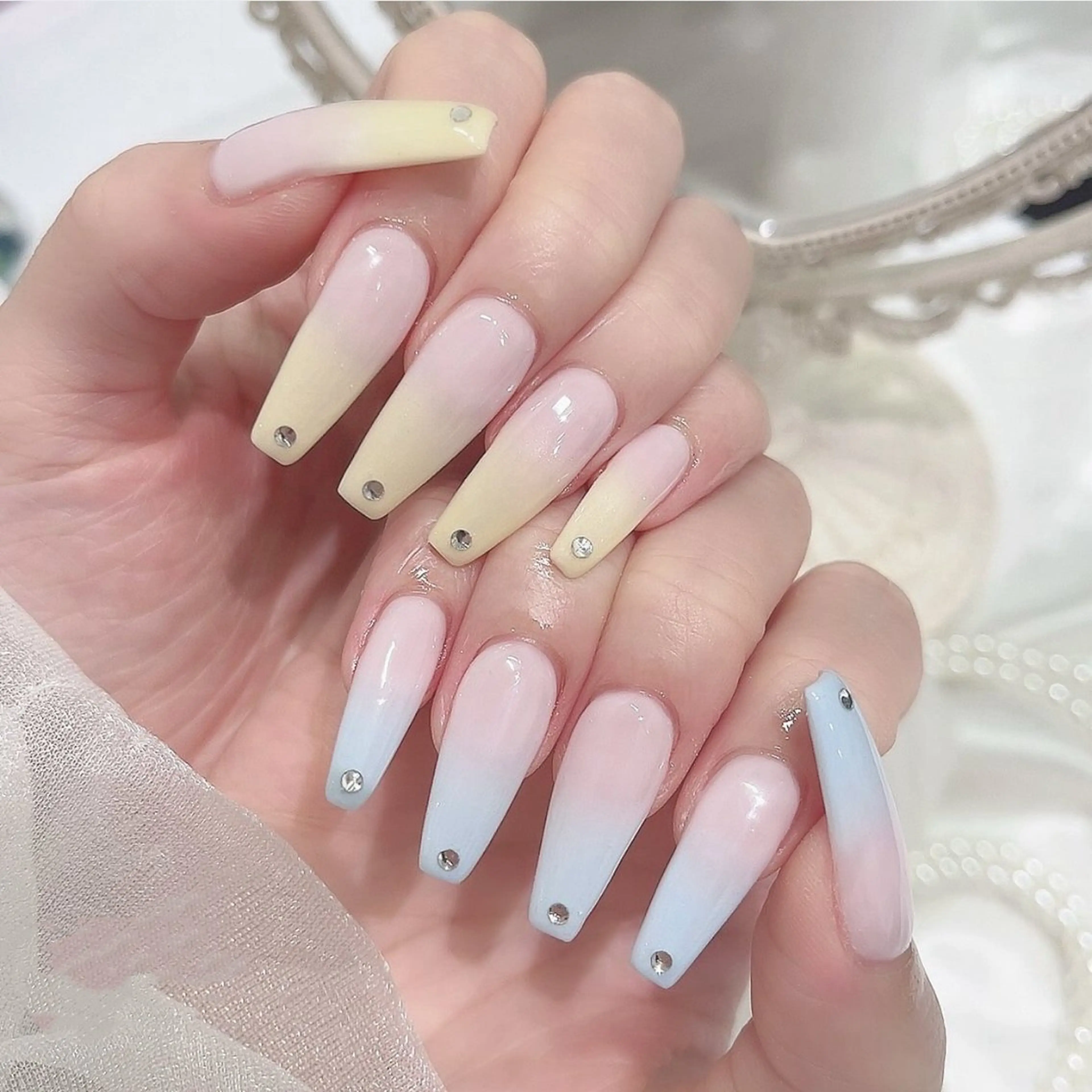 ネイル キラキラネイル シンプルネイル 春ネイル ワンホンネイル 冬ネイル ハンドネイル sora Nailのネイルデザイン