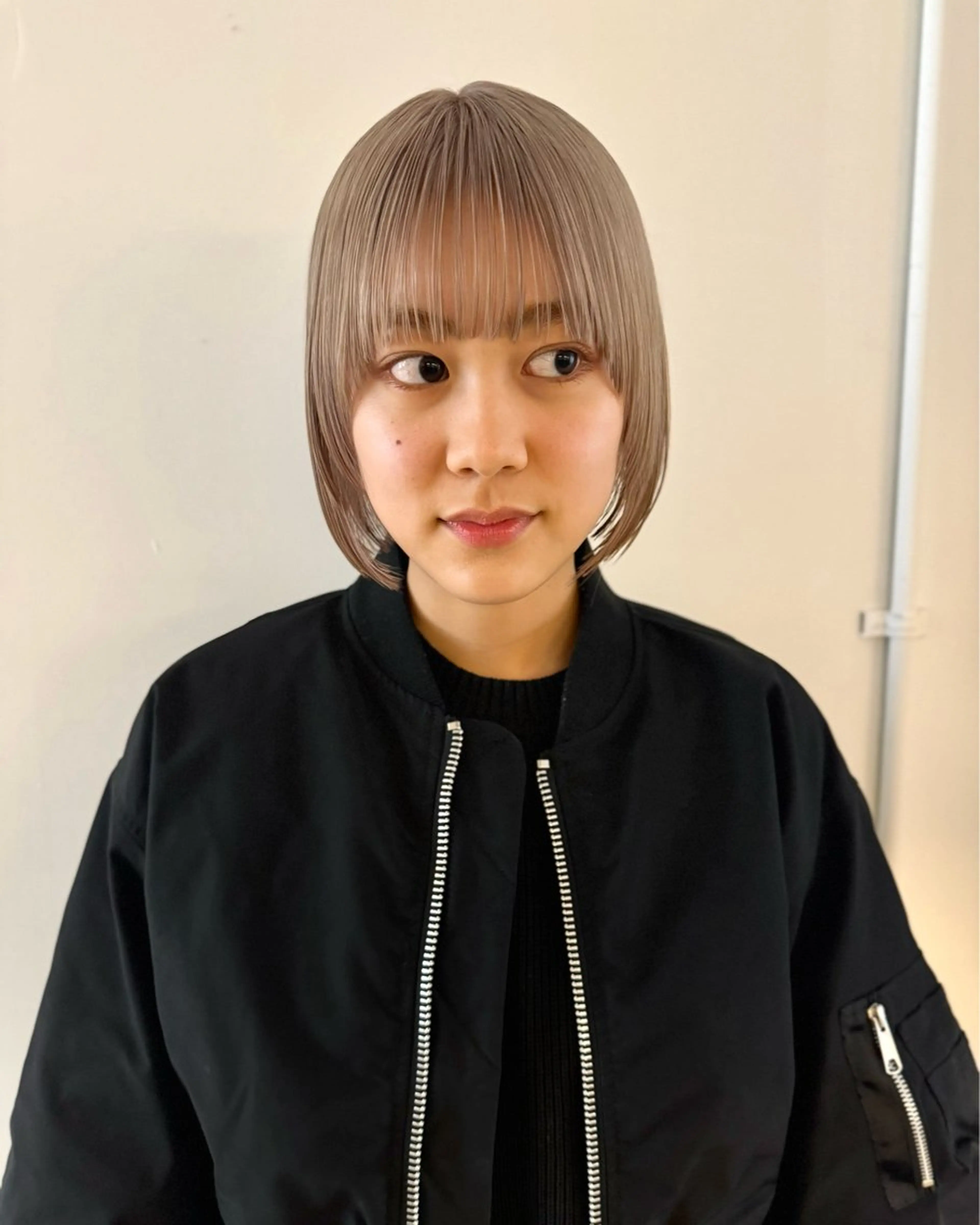 ショート カラー ブロンド ボブ RAIMA ハイトーンレイヤーのヘアスタイル