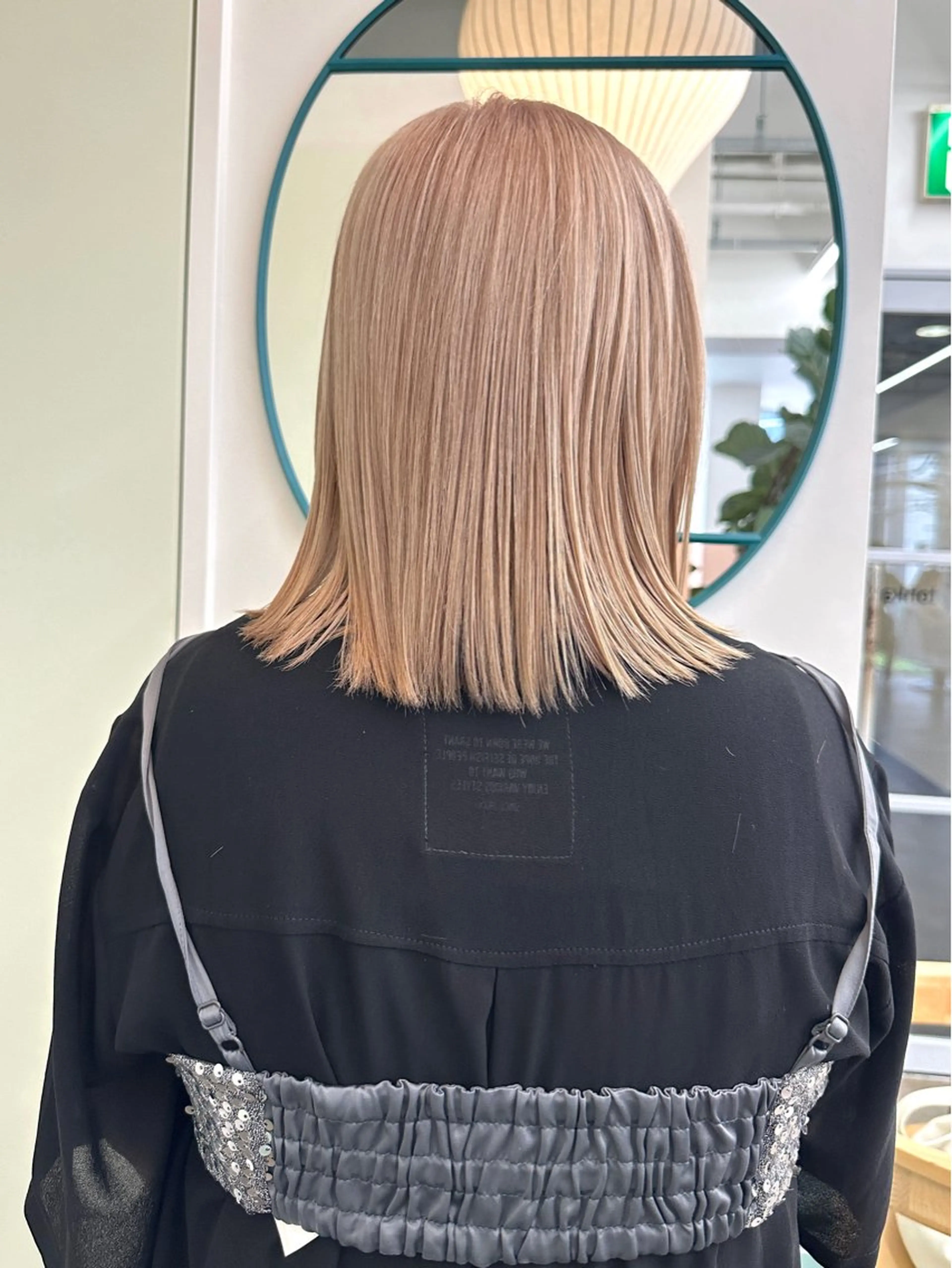 ミディアム カラー ベージュカラー ブリーチ ブロンド ブロンドベージュ ボブ/レイヤー/ケア パーマ/透明感カラーのヘアスタイル
