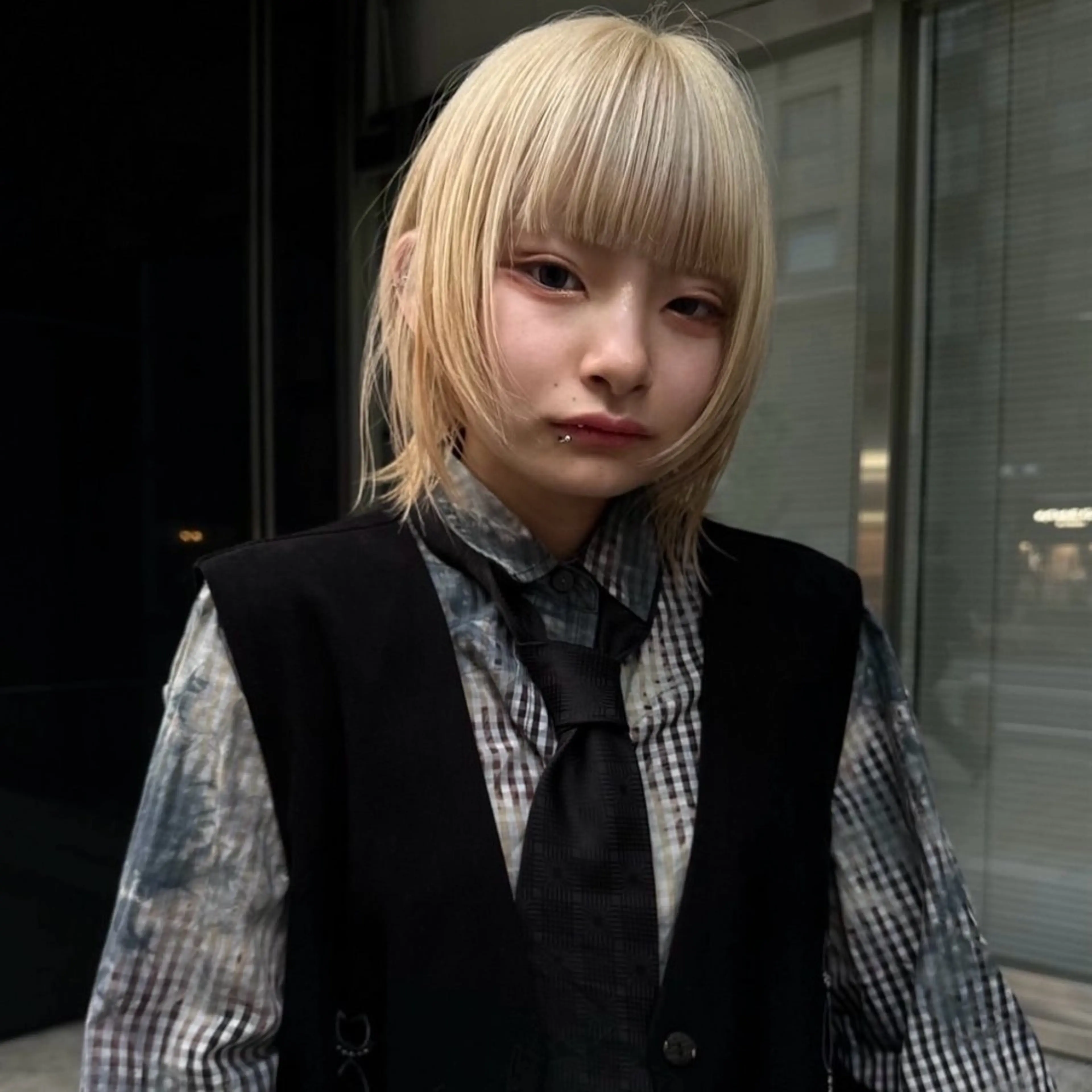 ミディアム カラー ブロンド ボブ ウルフカット ヘアカラー 顔周りデザイン/ ハイトーン/多田悠馬のヘアスタイル