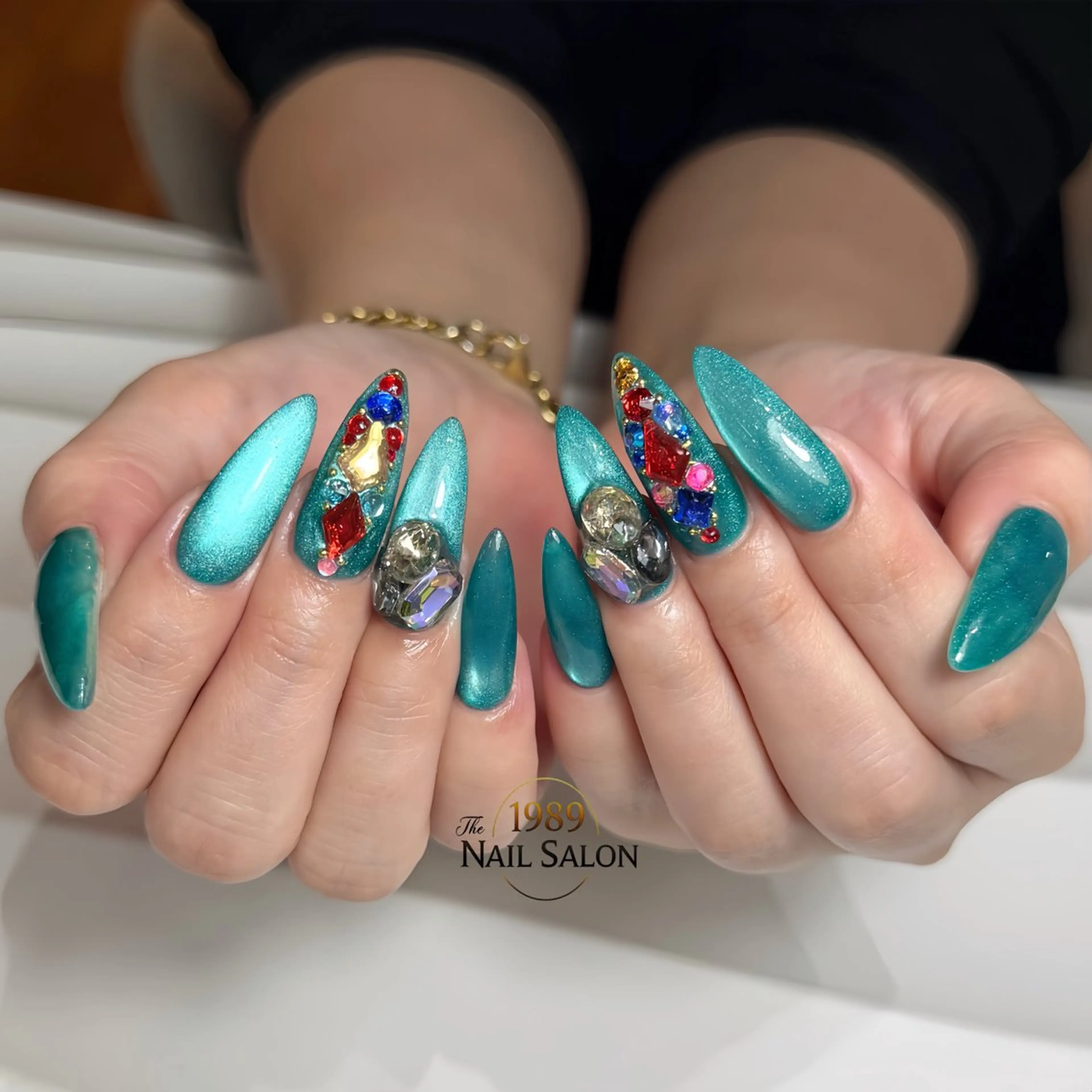 ネイル ストーンネイル ハンドネイル The 1989 Nail Salonのネイルデザイン