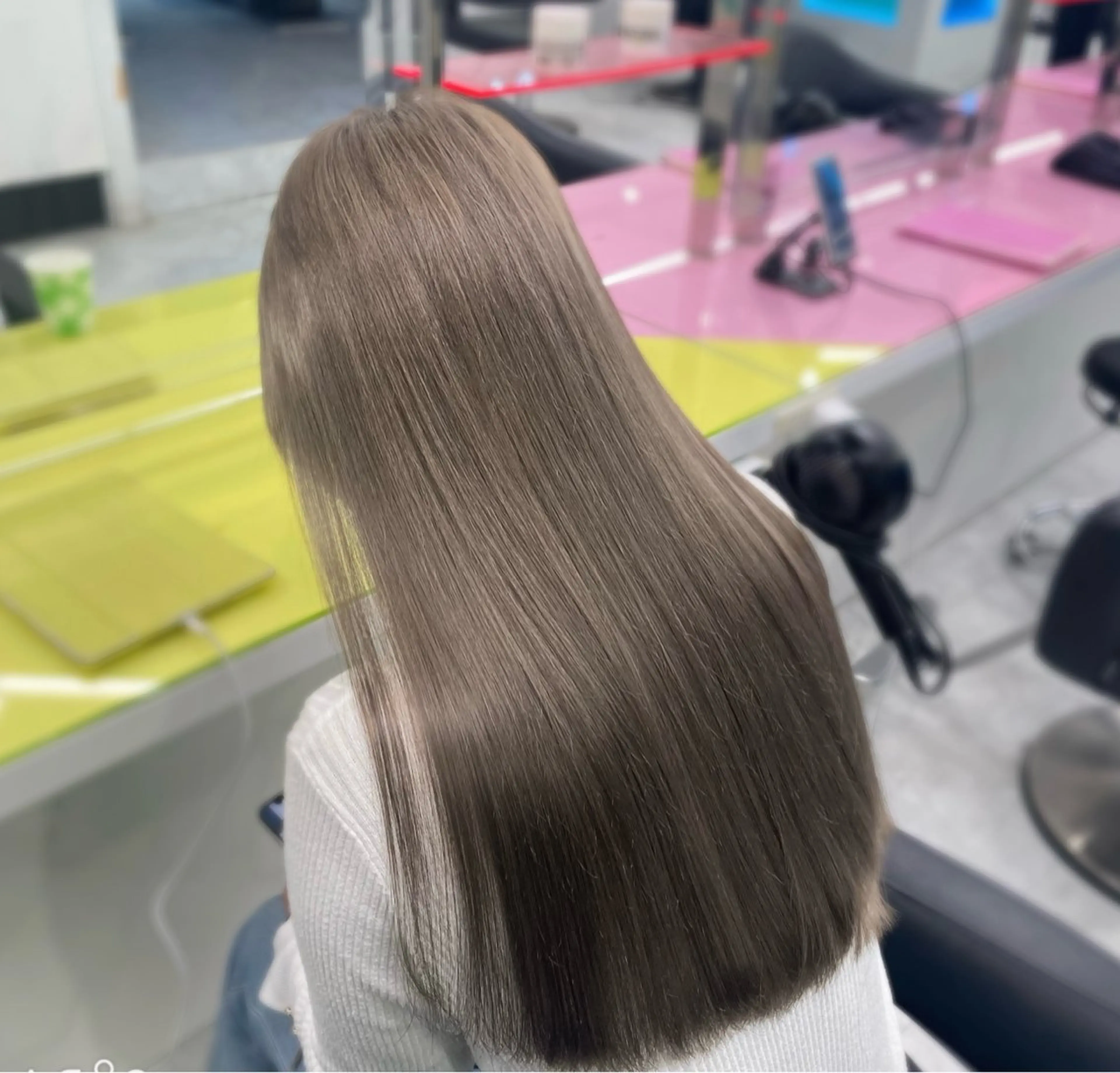 ロング カラー シルバー ヘアカラー 韓国暗髪🩶レイヤー 🩶hayatoのヘアスタイル