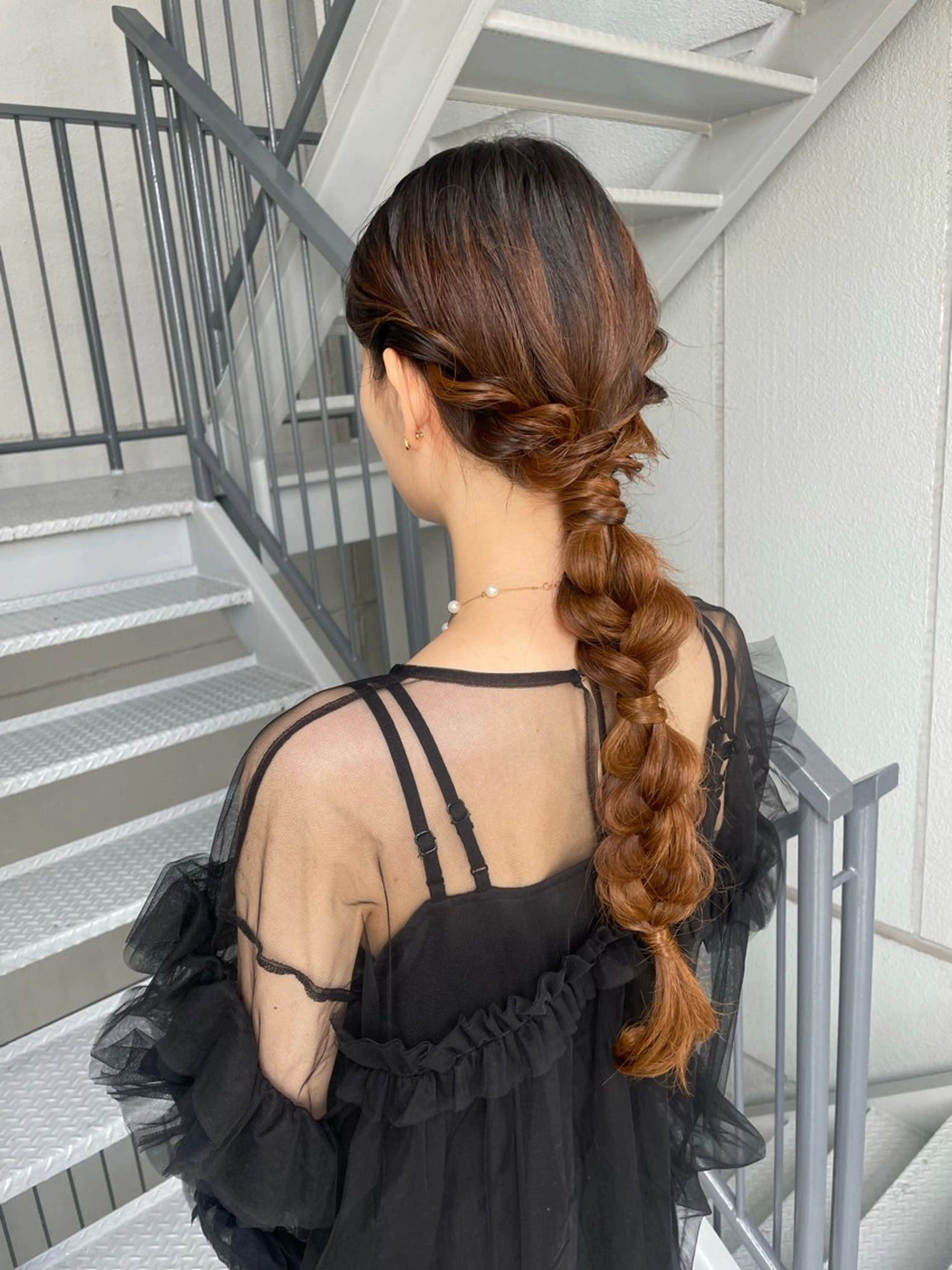 ロング ヘアアレンジ 結婚式・ブライダル ヘアセット 【arc】Ruri コテ巻き風パーマのヘアスタイル