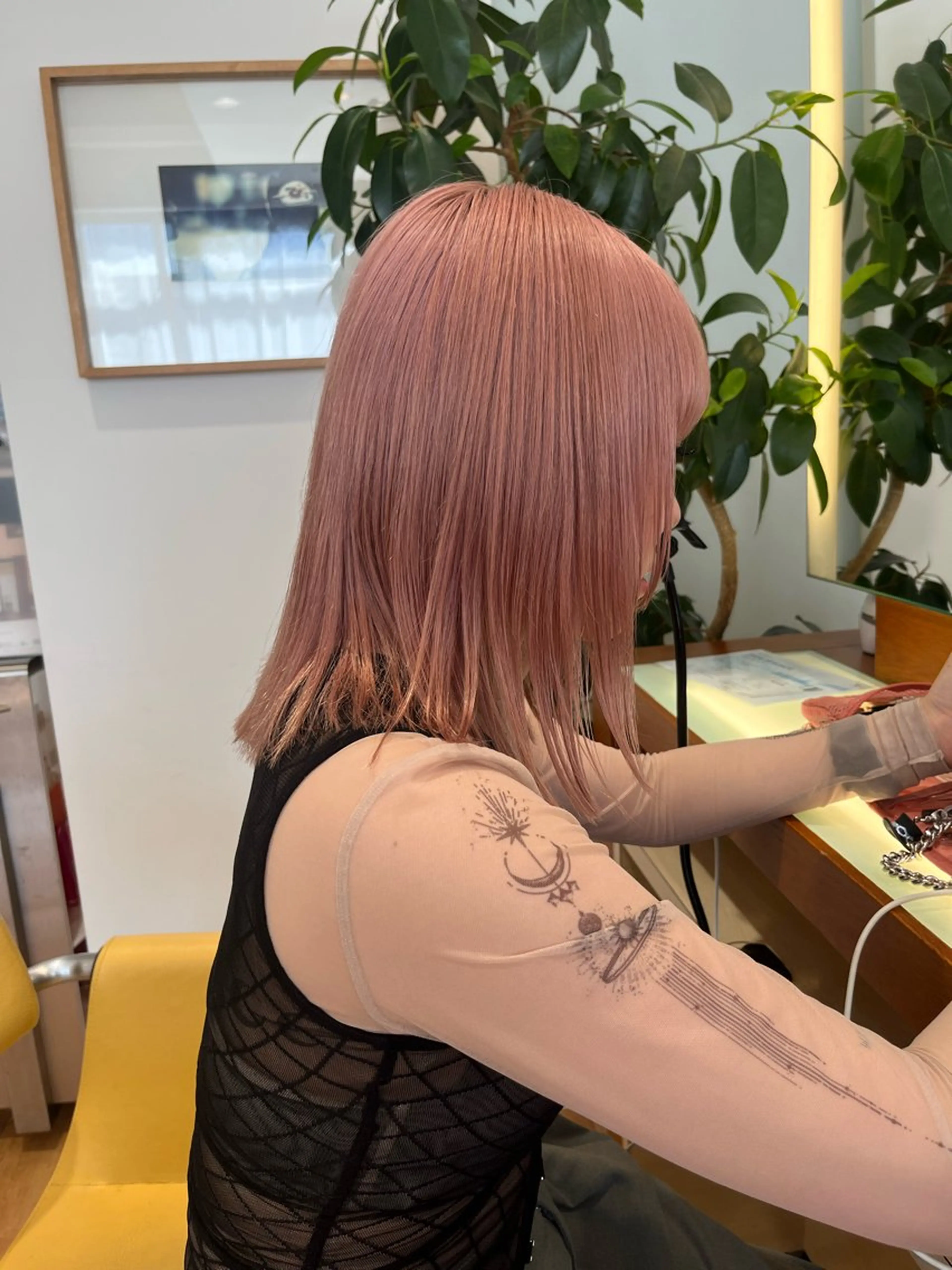 ミディアム nex the salon所属・くすみベージュ YUIのヘアスタイル