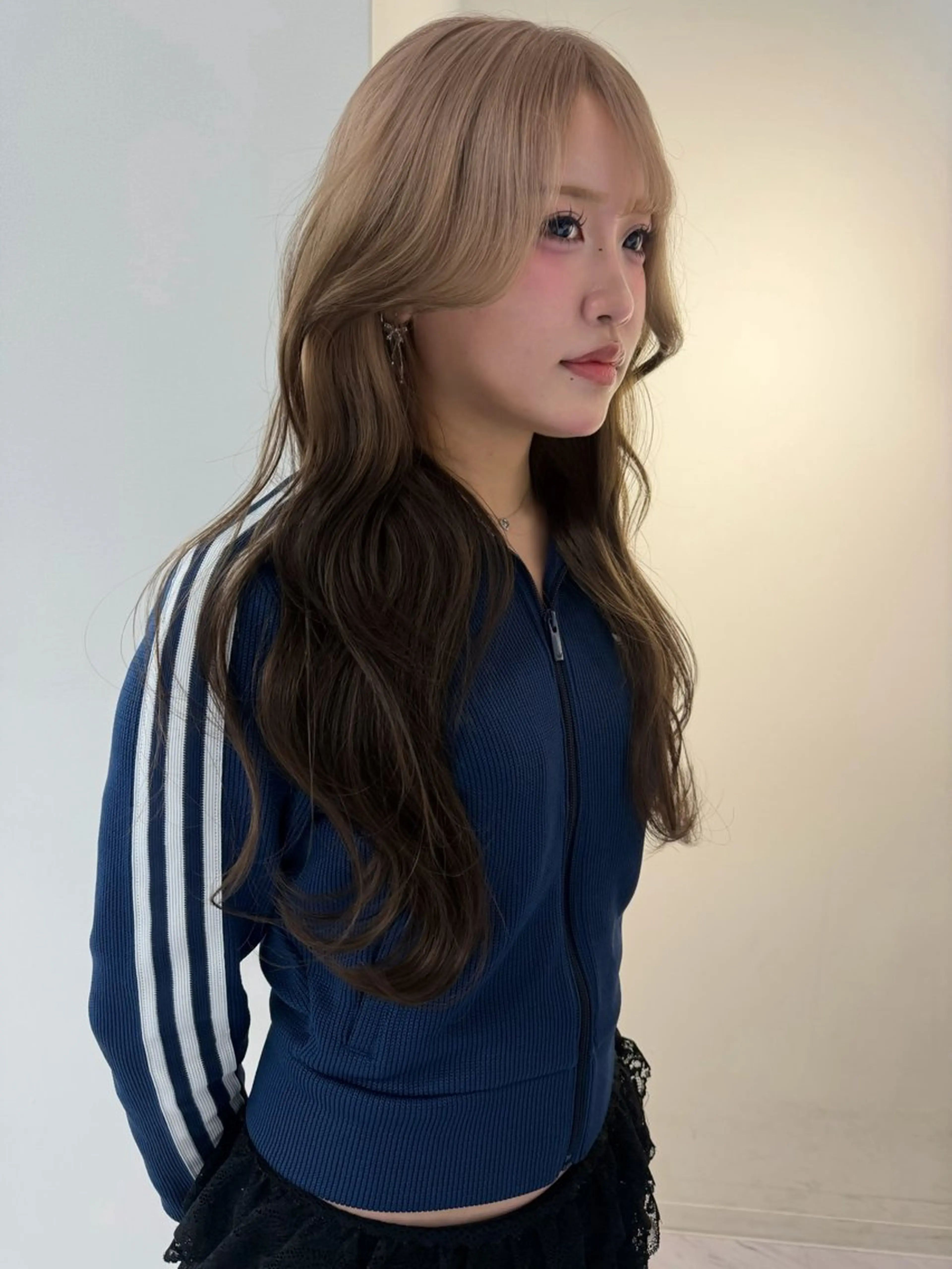 ロング カラー ベージュカラー ブリーチ ケアブリーチ デザインカラー ダブルカラー カット ヘアカラー トリートメント TATSU ミルクティーベージュのヘアスタイル