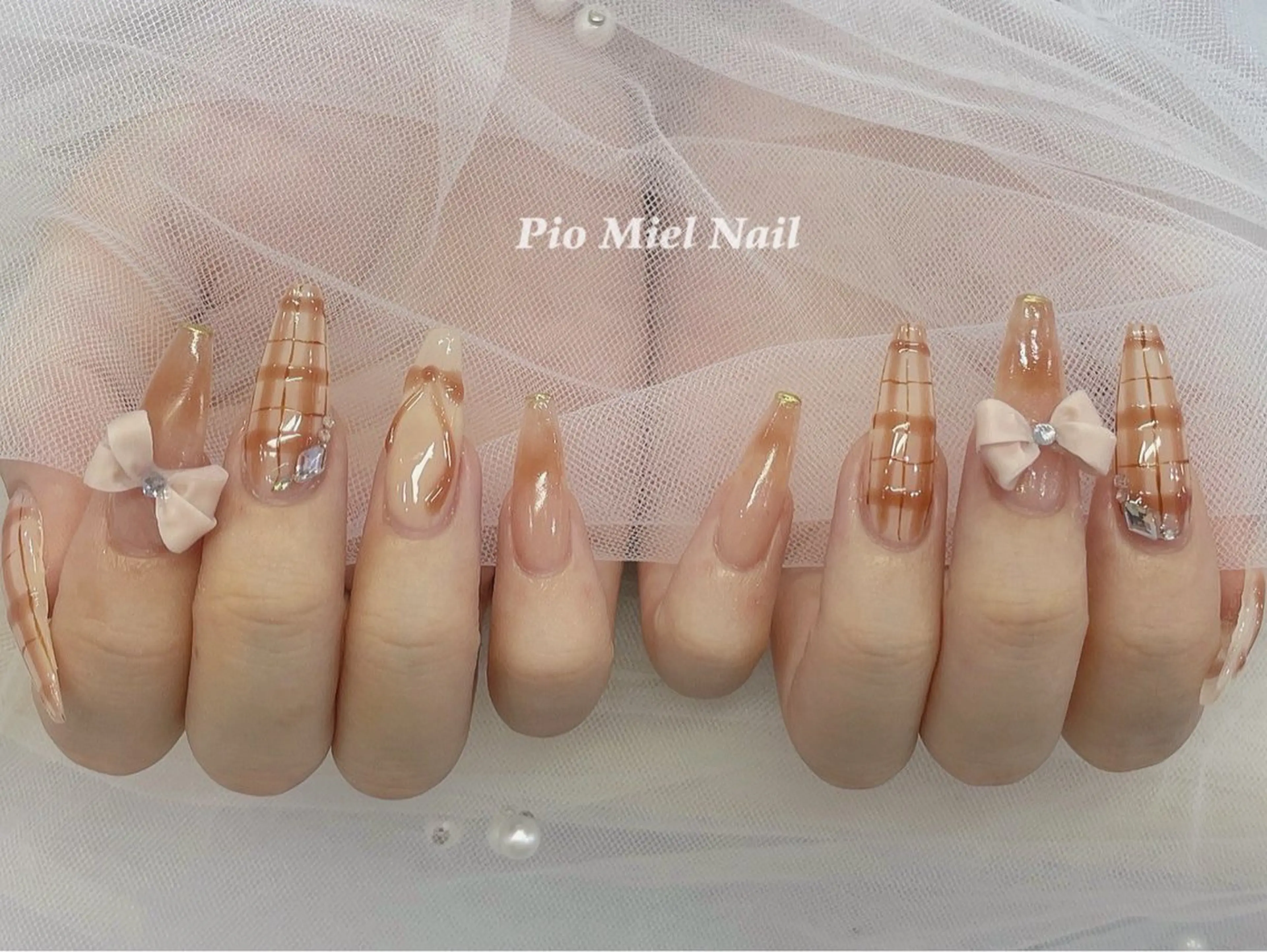 ネイル ブラウン ガーリー ロングネイル オフィスネイル リボン ハンドネイル HANA 長さだしのネイルデザイン