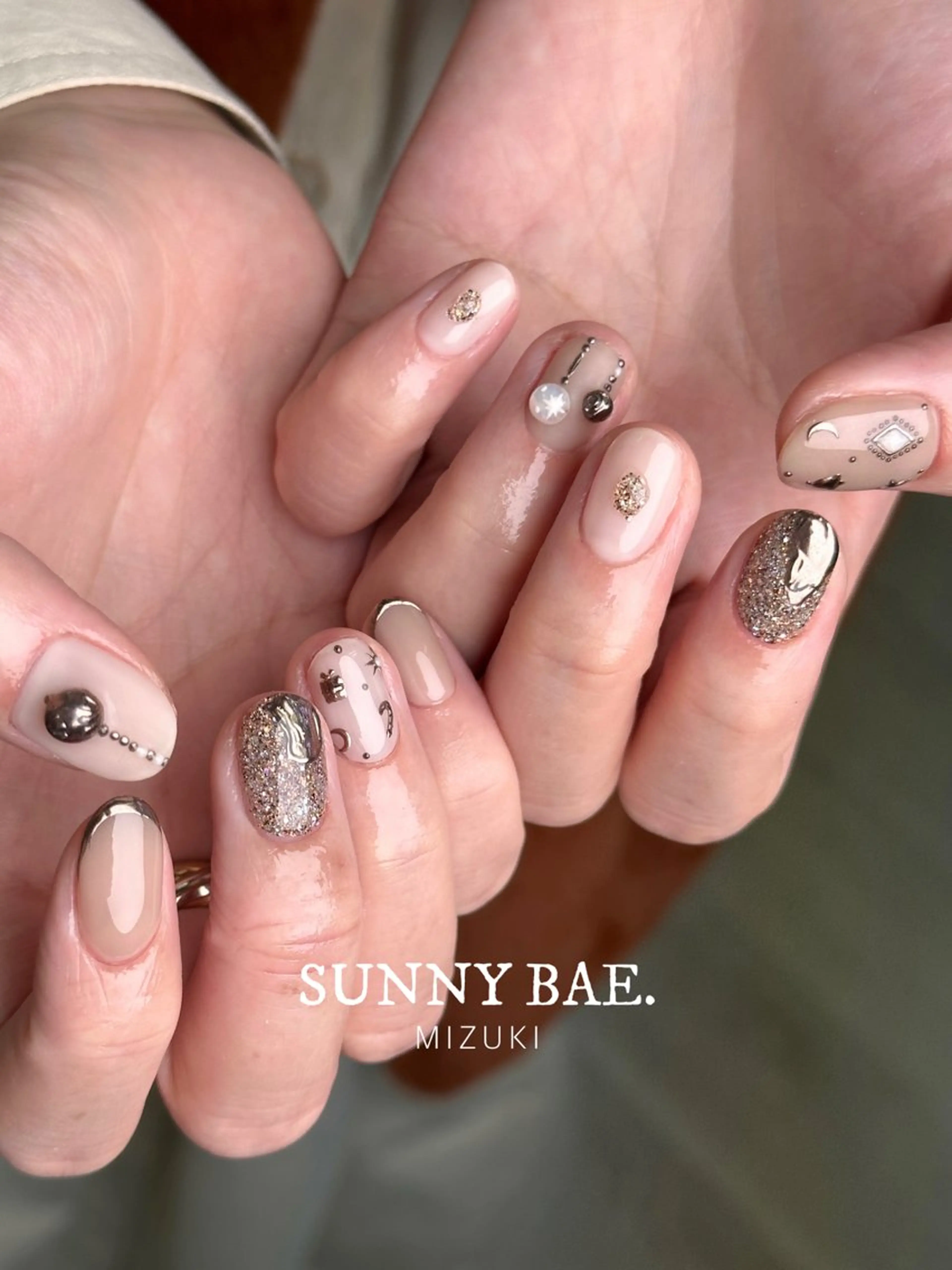 ネイル ラメ(グリッター) ミラーネイル 冬ネイル クリスマス ハンドネイル SUNNY BAE. 🌼MIZUKIのネイルデザイン