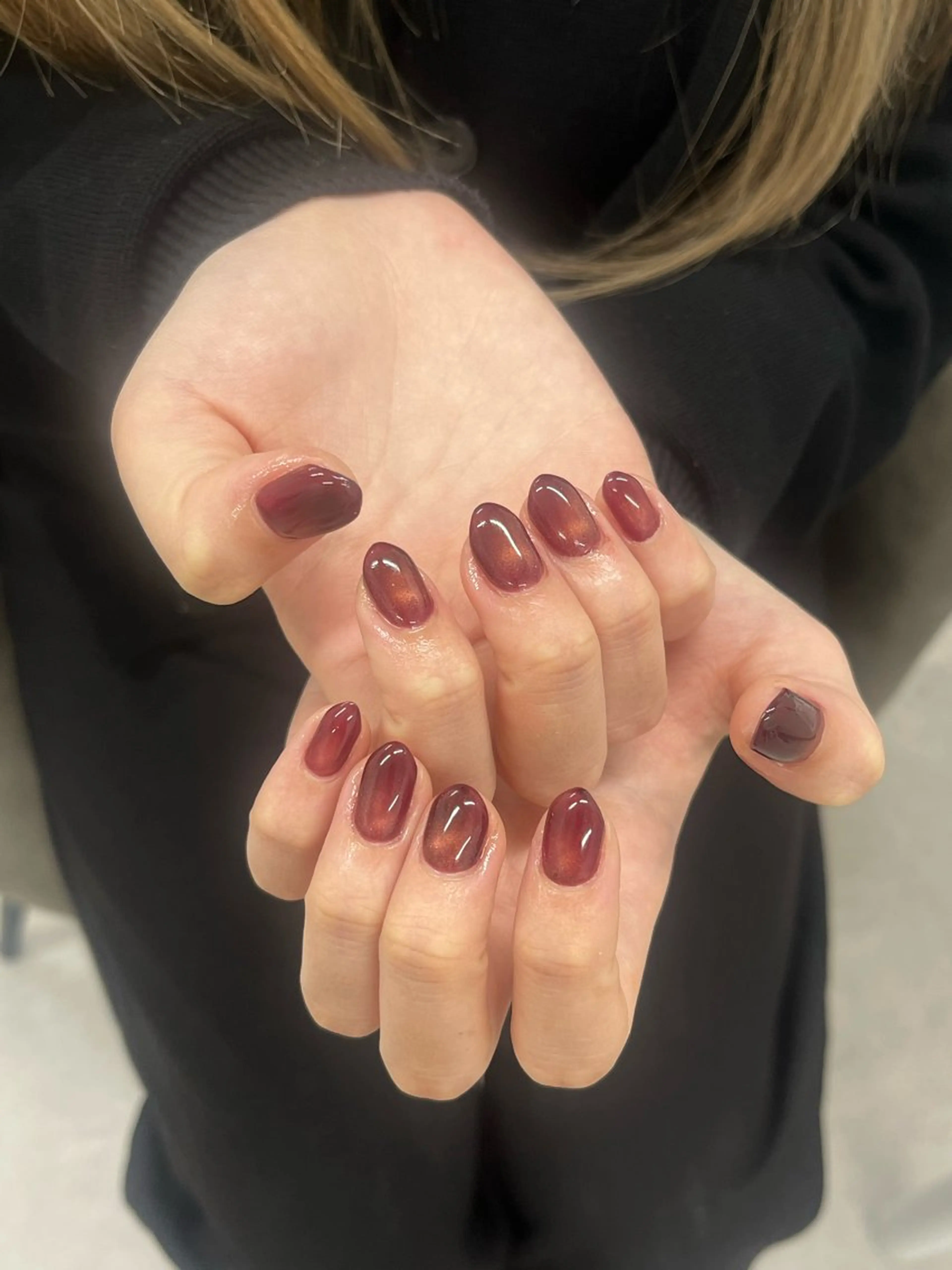 ネイル マグネットネイル 赤色 ハンドネイル schon 🎀saraのネイルデザイン