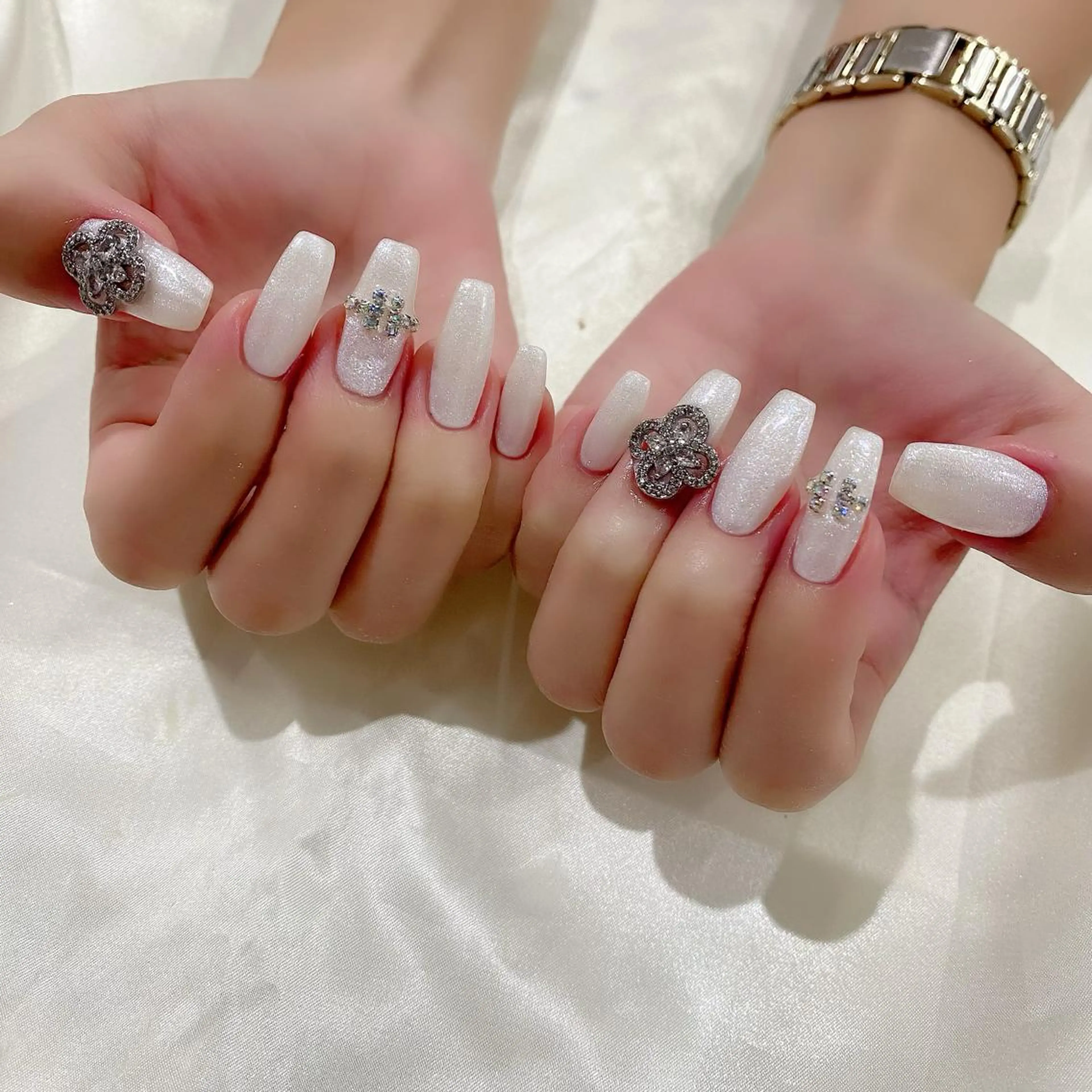 ネイル キラキラネイル ラメ(グリッター) ロングネイル 夏ネイル ホワイト Salon Ｋのネイルデザイン
