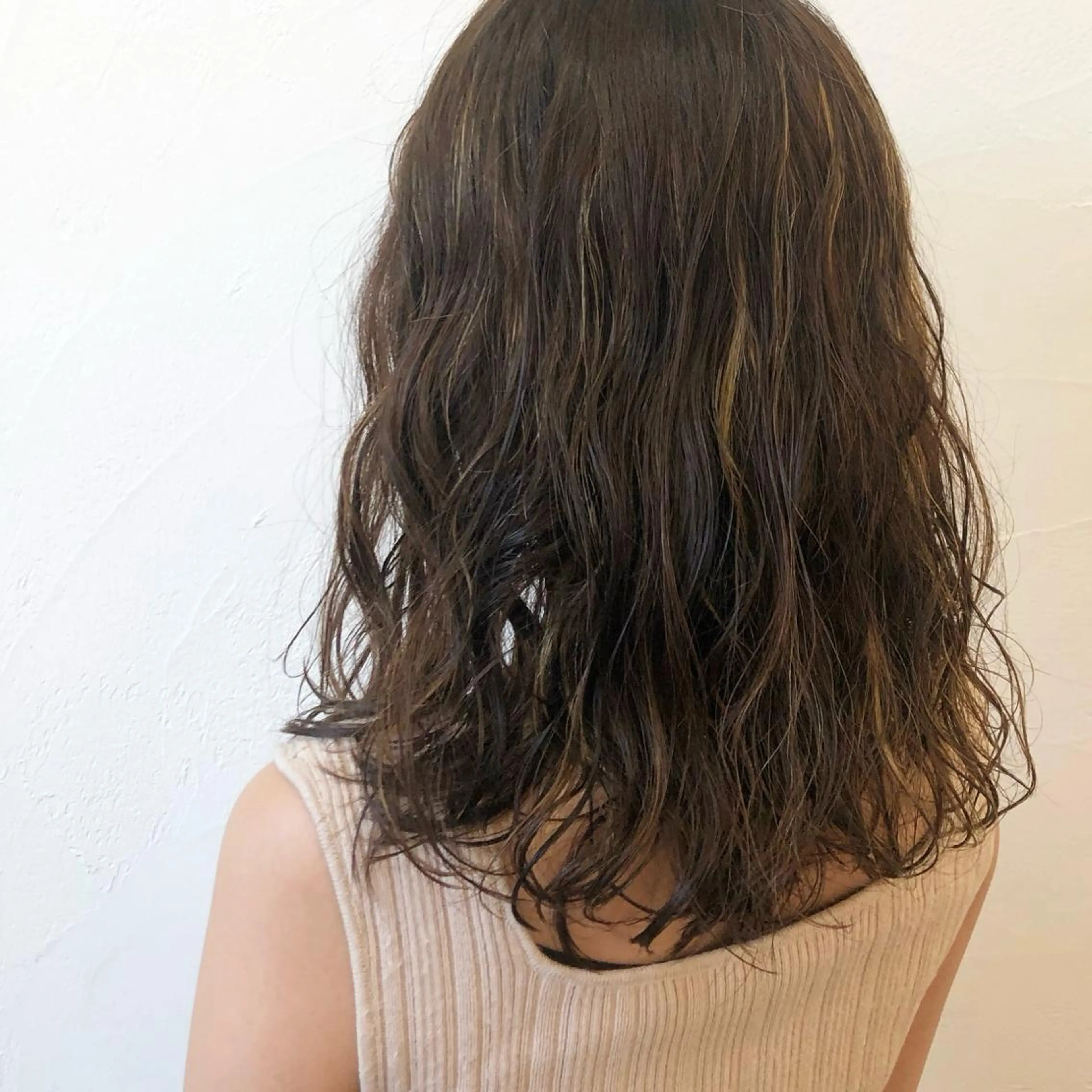 ロング パーマ ハイライト 伊藤ゆかり/髪質改善 /透明感カラーのヘアスタイル