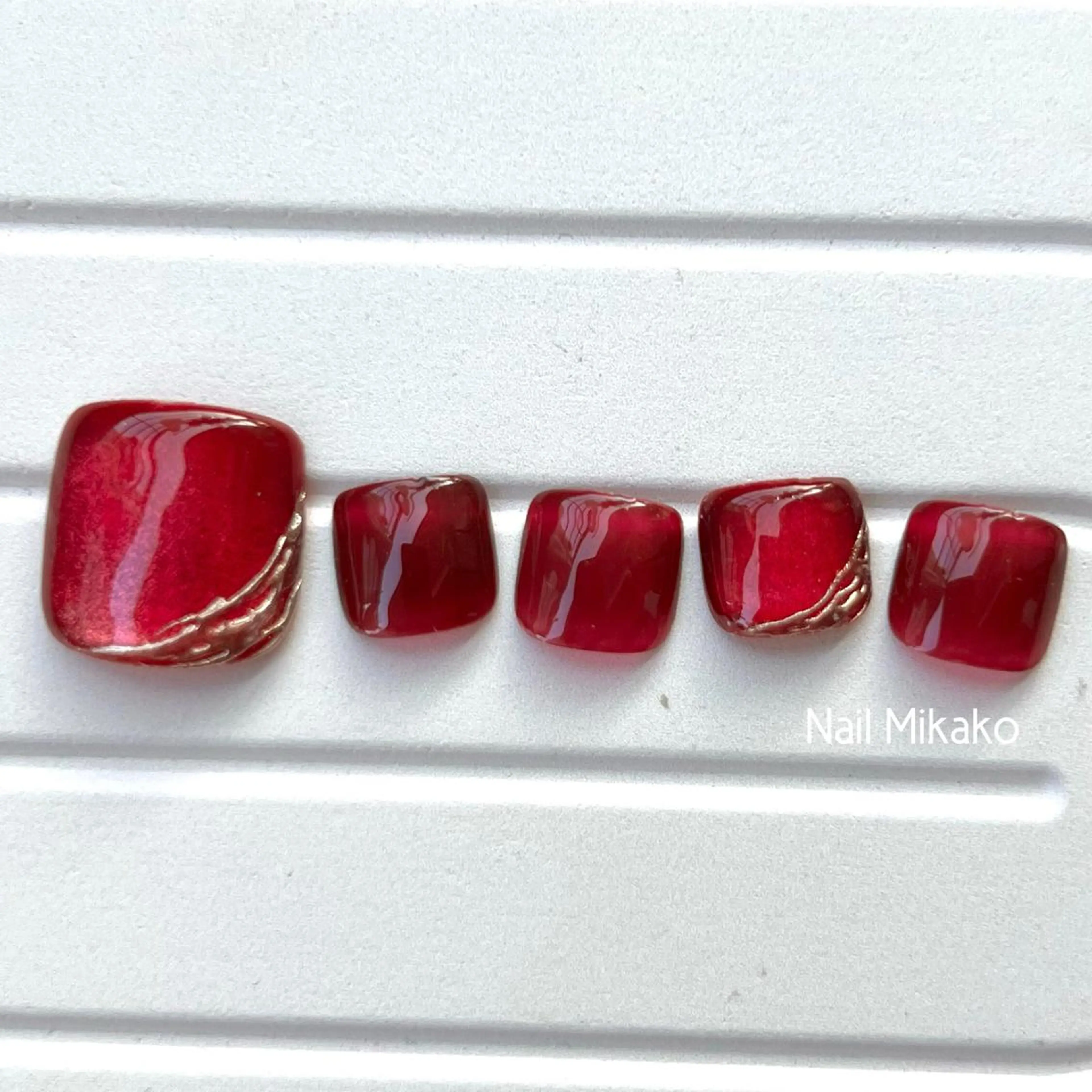 ネイル フットネイル マグネットネイル ミラーネイル 赤色 フットネイル Nail_Mikako所属・Nail Mikakoのネイルデザイン