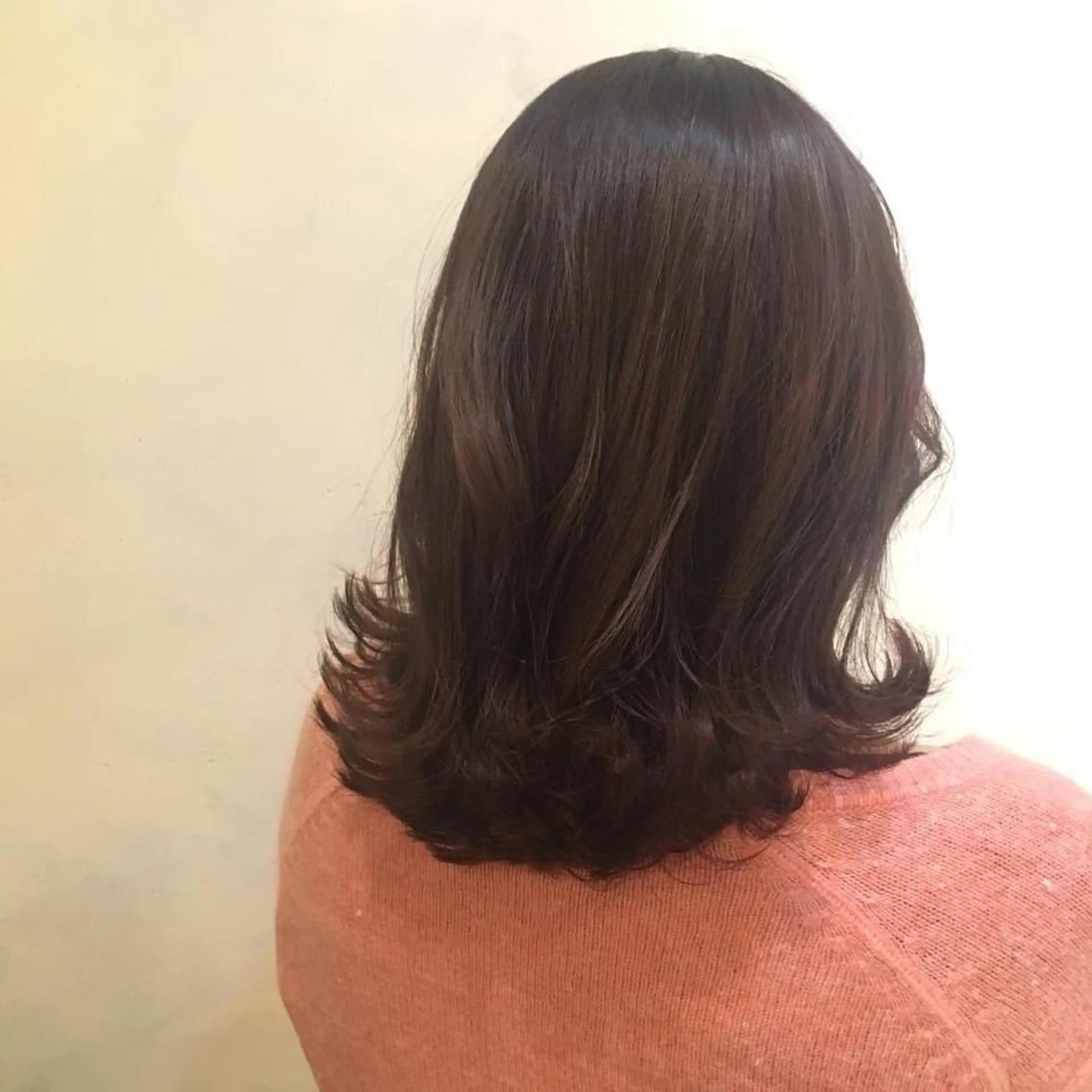 カラー ブリーチなしカラー/ 顔周りレイヤーカットのヘアスタイル