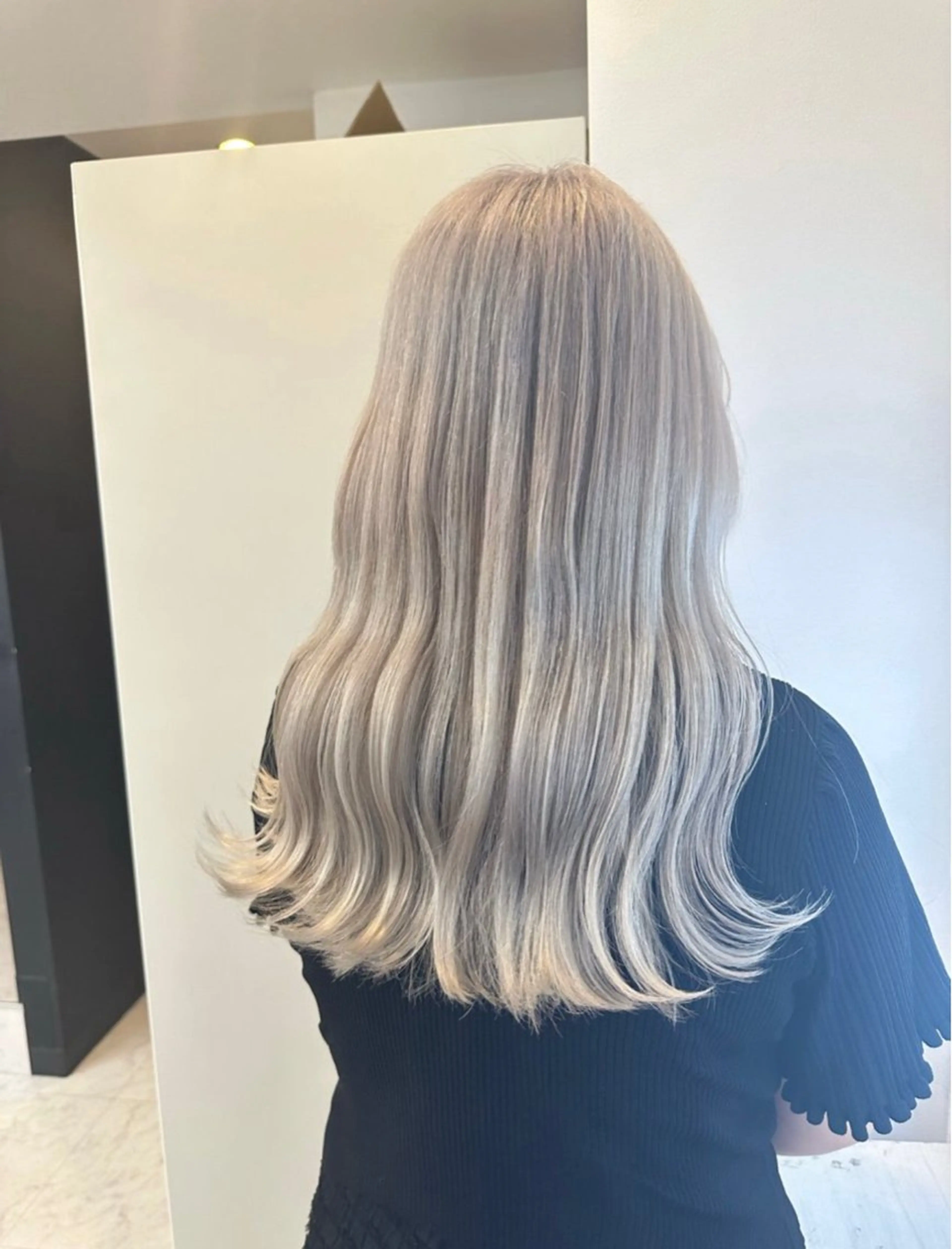 ロング カラー ブリーチ ケアブリーチ ダブルカラー ハイトーンカラー シルバー ヘアカラー トリートメント salowin原宿iori所属・💋ハイトーンデザイ ンヘア💋A'nyuのヘアスタイル