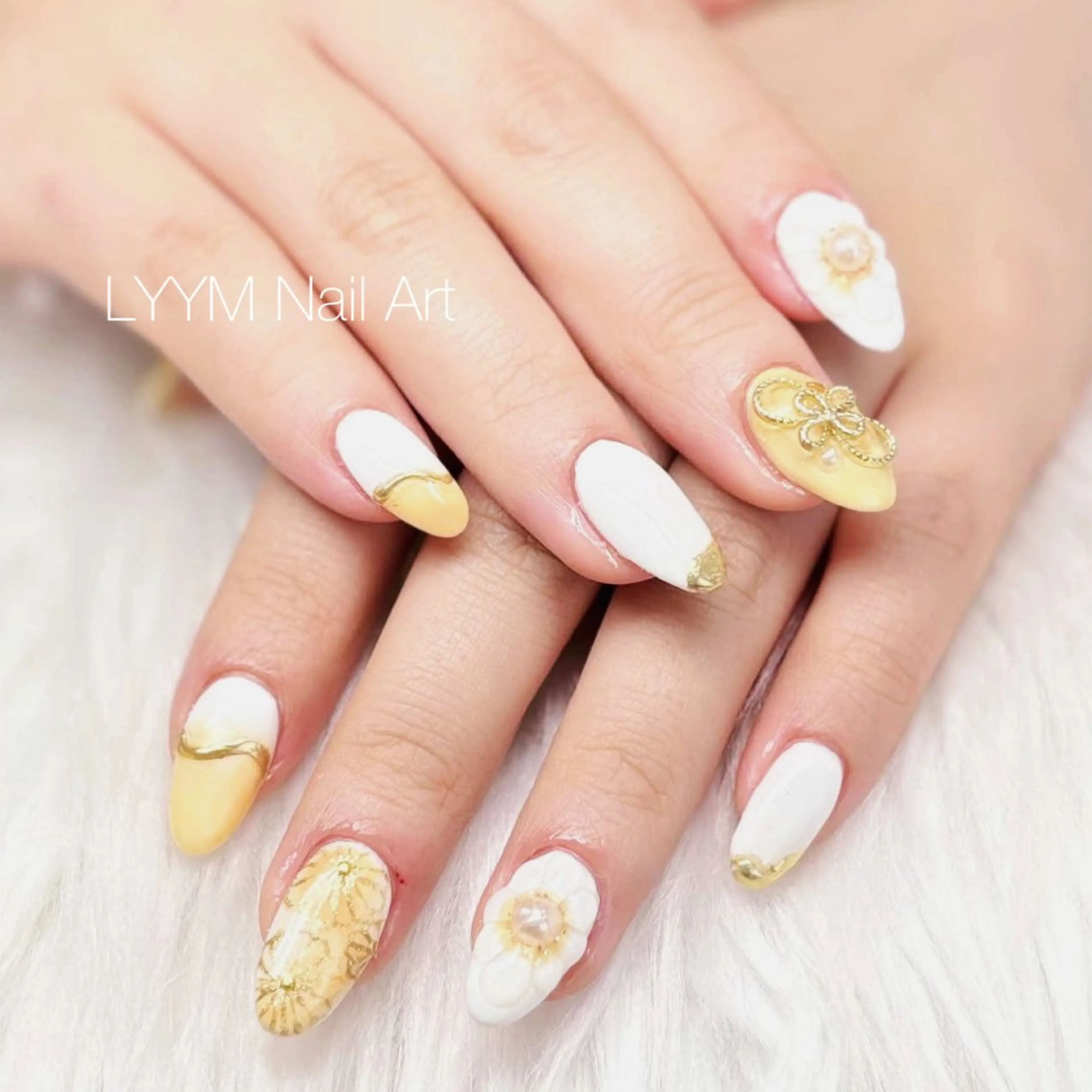 ネイル ゴールド 春ネイル 黄色 ハンドネイル LYYM Nail Salonのネイルデザイン