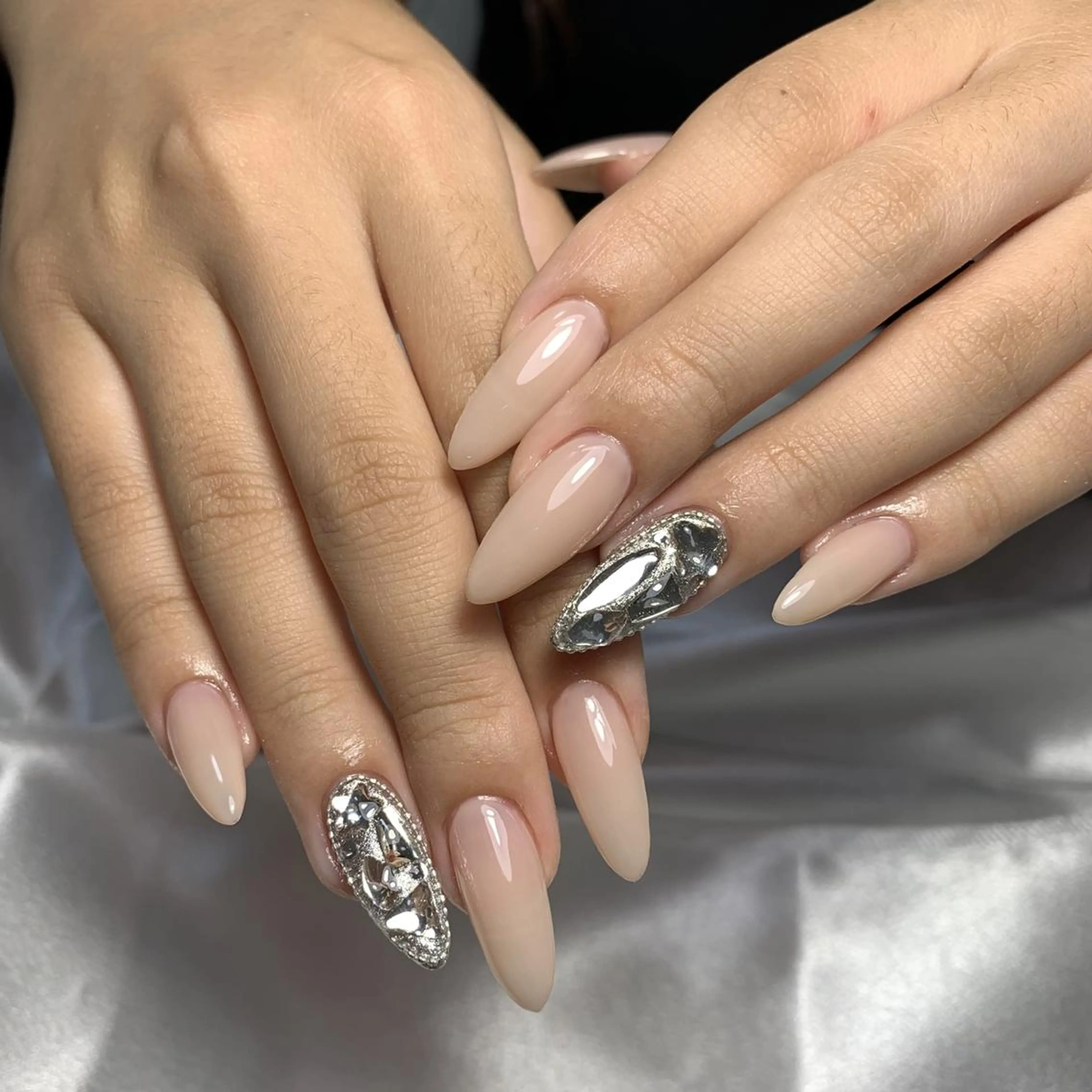 チップ長さだし+ストーン埋め尽くし2本¥8980の写真