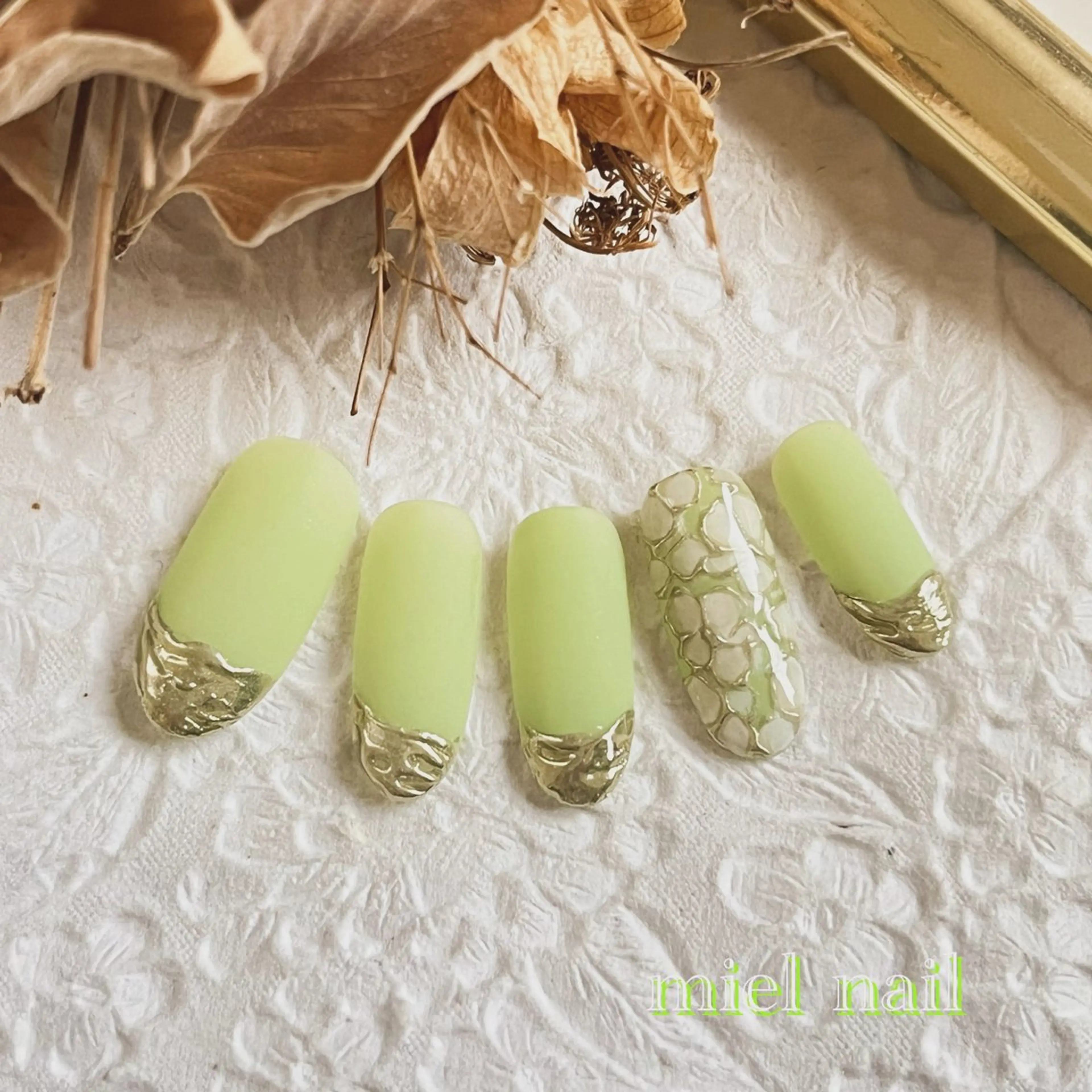 ネイル ゴールド グリーン ミラーネイル ピスタチオネイル 春ネイル ハンドネイル miel nailのネイルデザイン