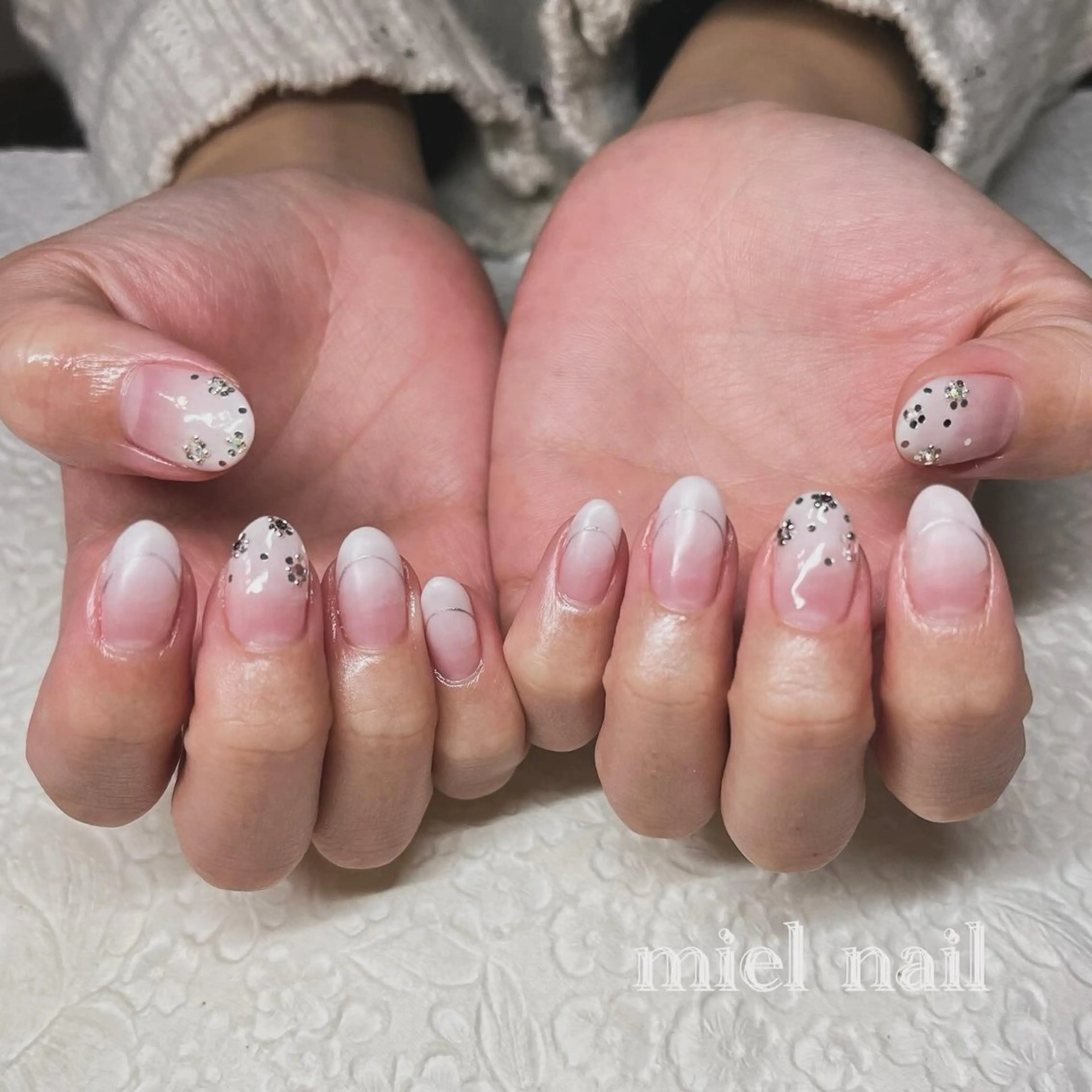 ネイル ドット グラデーション ホログラムネイル ストーンネイル ホワイト ハンドネイル miel nailのネイルデザイン