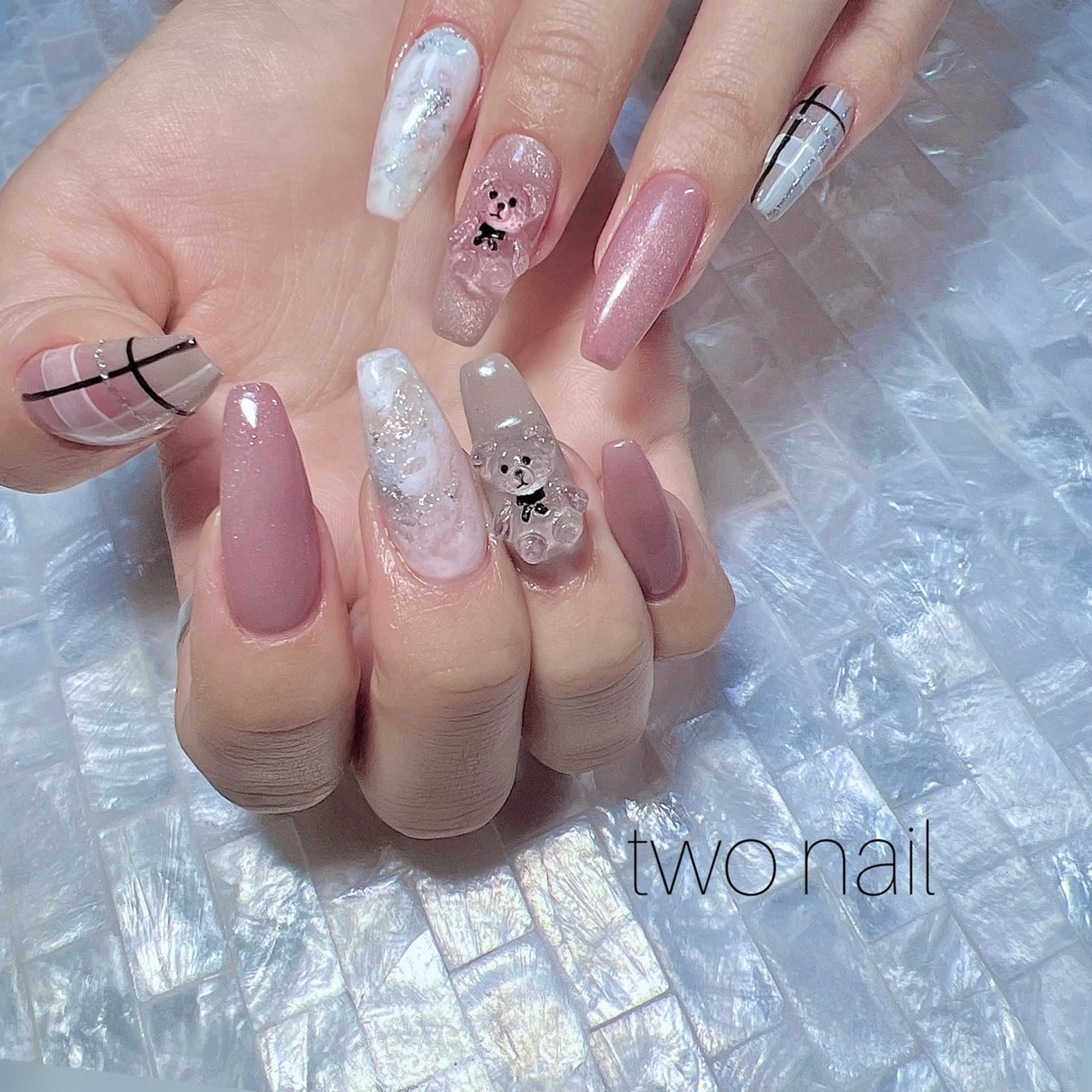 ネイル キラキラネイル マグネットネイル ネイルチップ ホワイト ハンドネイル two nailのネイルデザイン