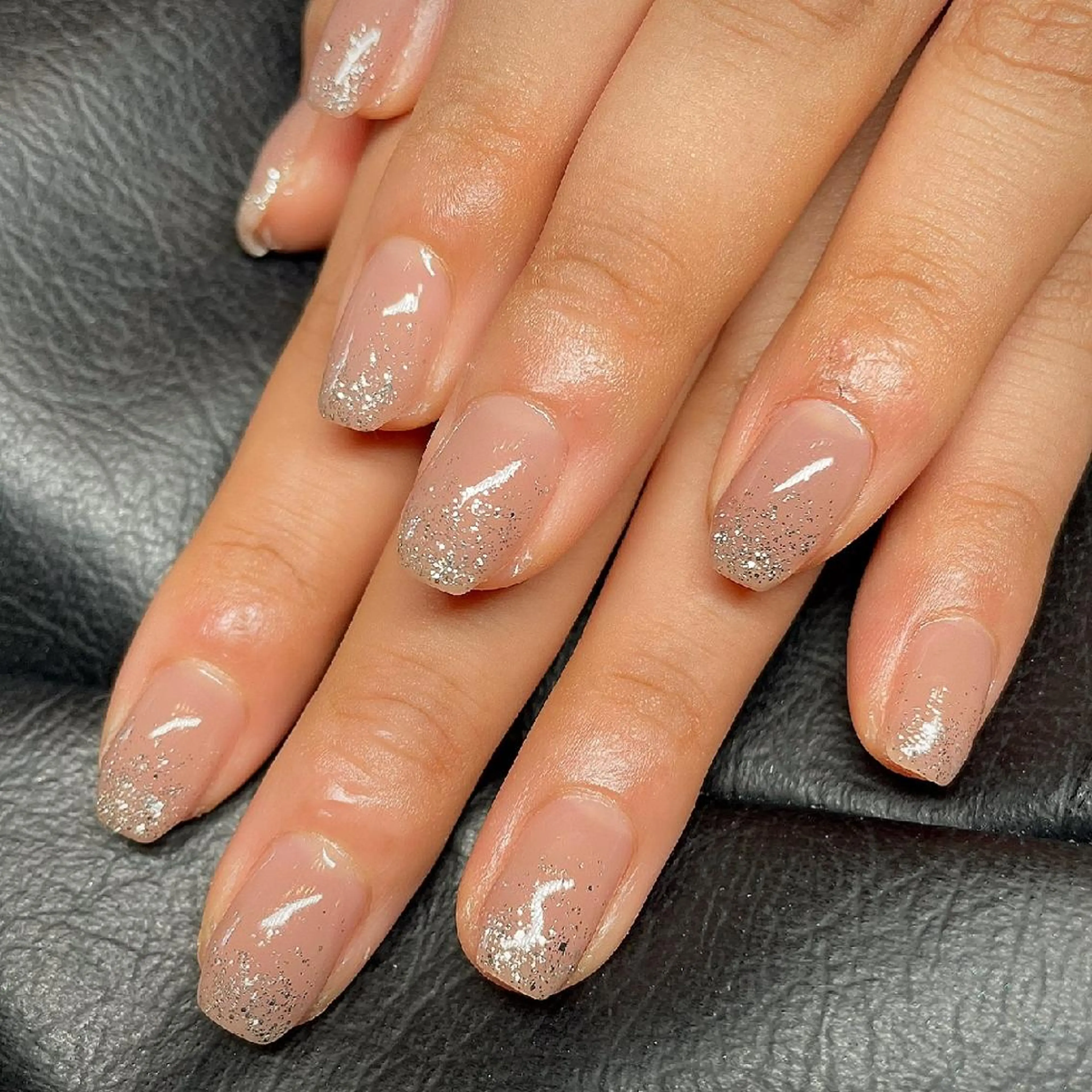 ネイル ラメ(グリッター) ラメグラデーション オフィスネイル シルバー AQUA NAIL所属・AQUA NAILのネイルデザイン