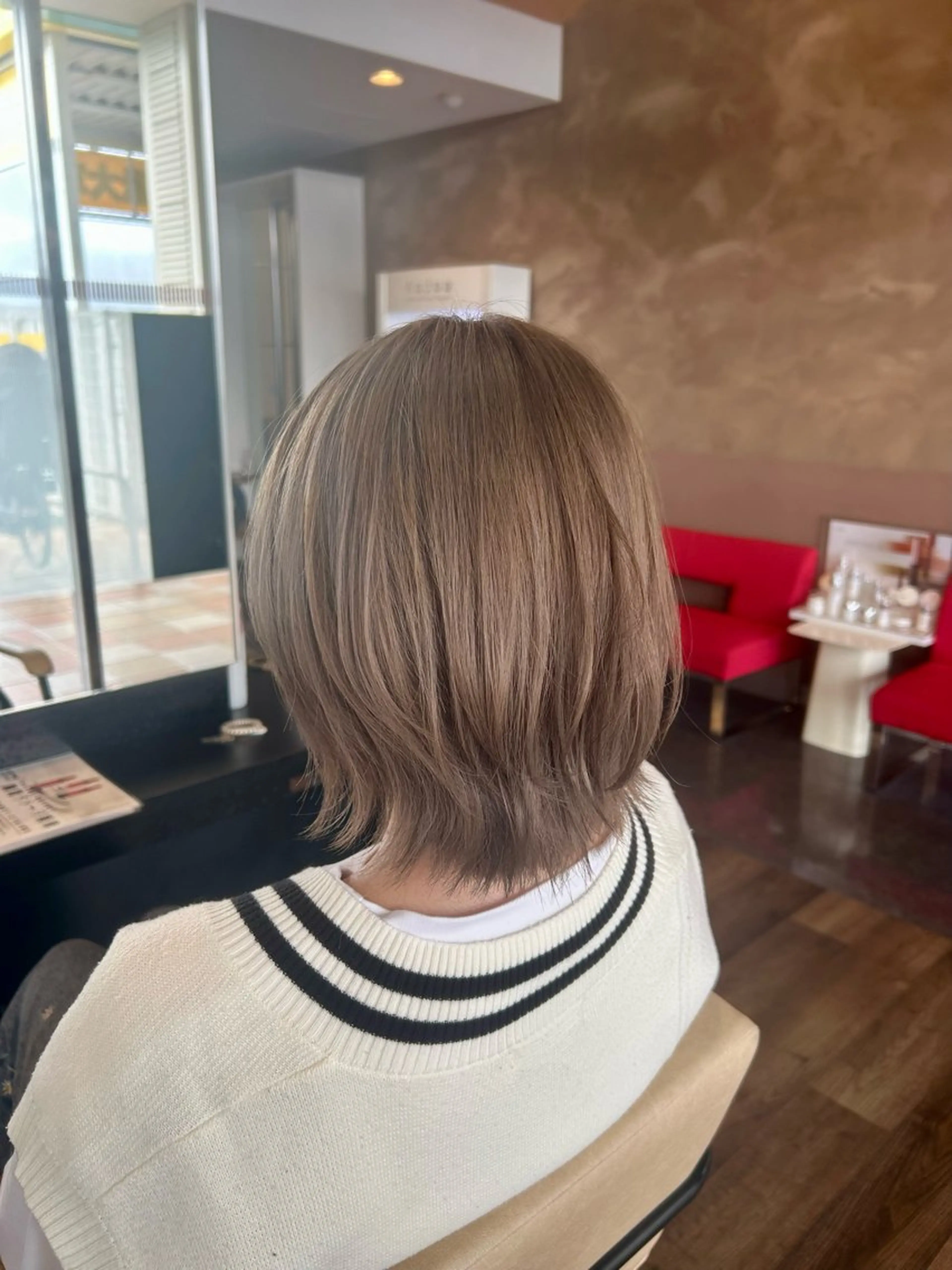 ミディアム カラー ミディアムレイヤー ハイトーンカラー レイヤーカット STYLE皆実店所属・黒岩 宏希のヘアスタイル
