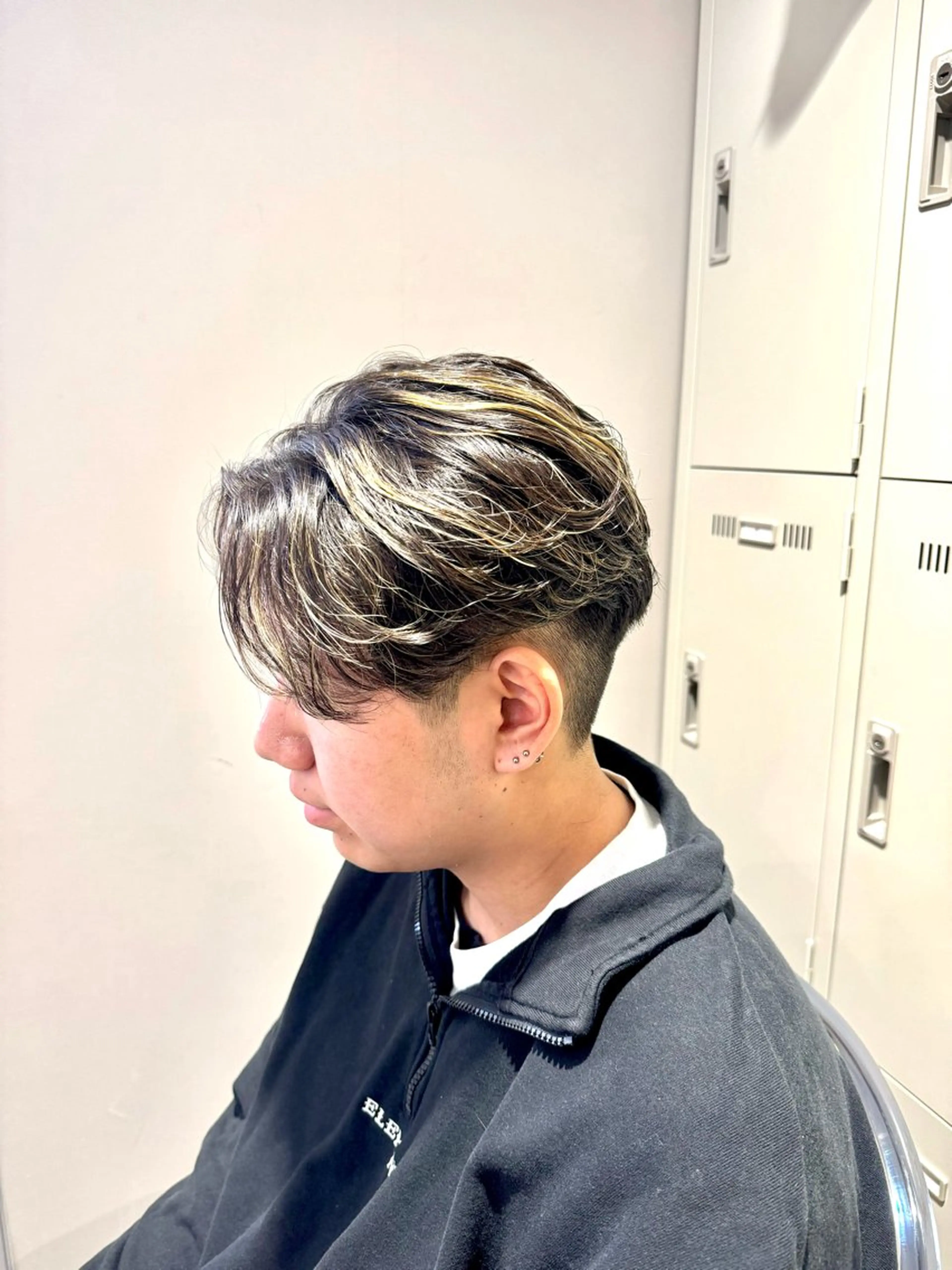 ミディアム パーマ ヘアアレンジ メンズ ミディアムパーマ フェザーパーマ メンズパーマ ヘアカラー パーマ トリートメント ヘアセット 顔まわりカット の達人のヘアスタイル
