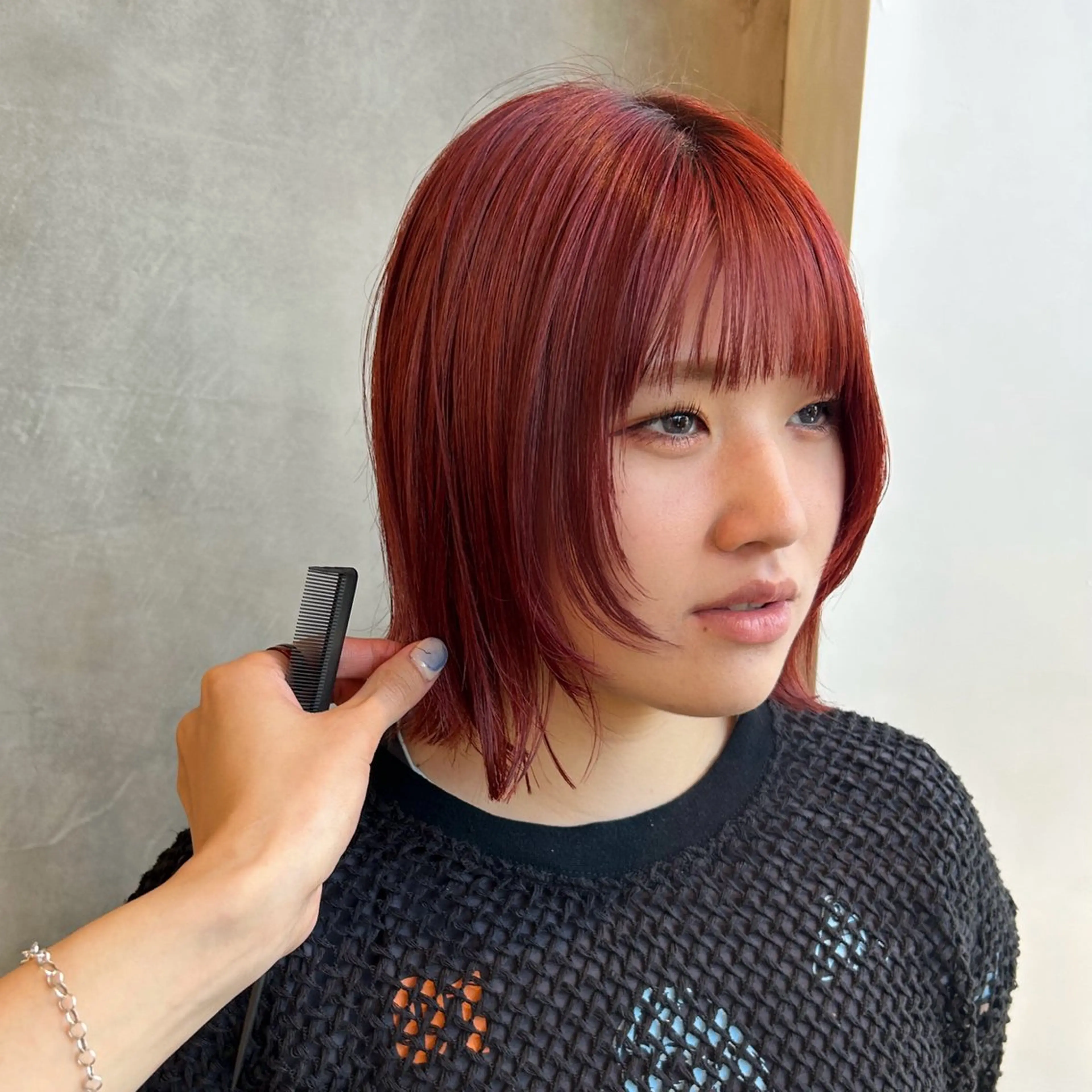 ミディアム カラー ボルドーカラー ハイトーンカラー レッドカラー デザインカット 顔まわりレイヤー カット ヘアカラー écouter所属・ジェンダーレスカット ハイトーン/カイセイのヘアスタイル